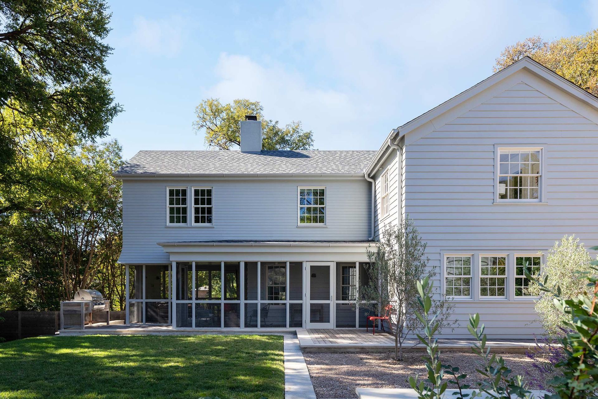 14GriswoldCuppettKilpatrickArchitectureandInteriorDesignaustin-tx-modern-classic-home-exterior-screened-porch.jpg