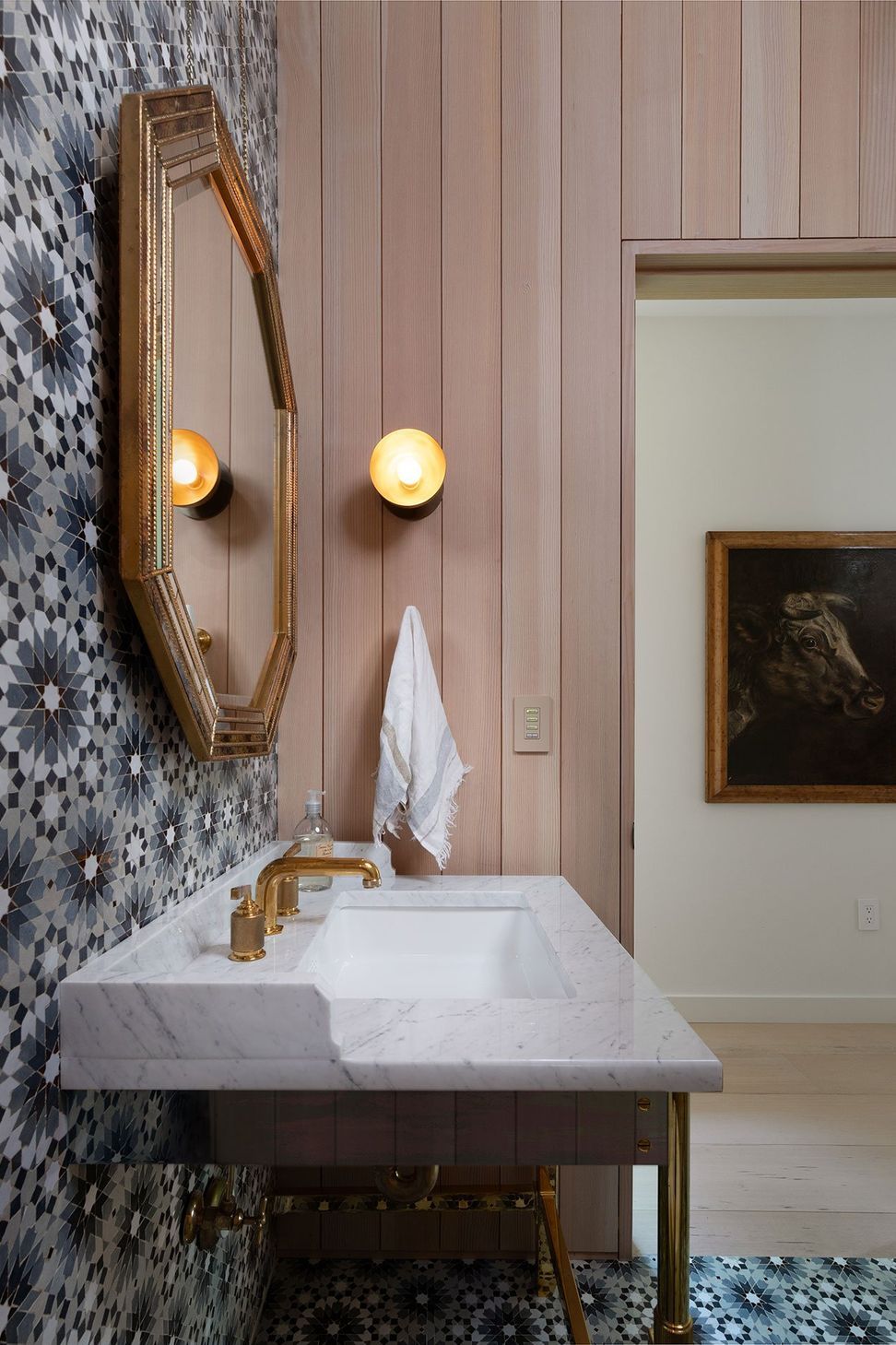 17BelmontParkCuppettKilpatrickArchitectureandInteriorDesignaustin-tx-powder-bath-marble-sink-brass-details.jpg