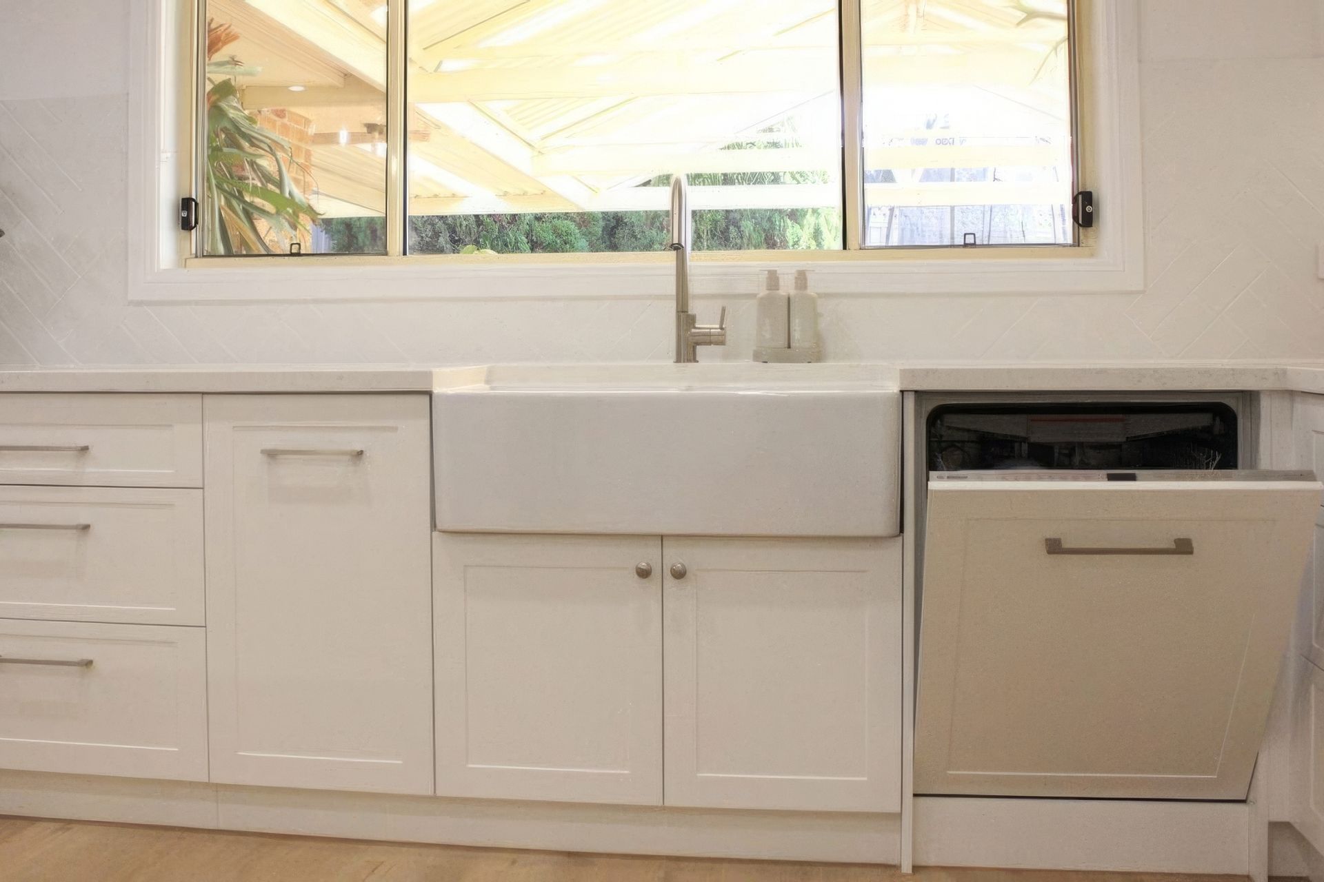 1950Stylish-Hamptons-kitchen-western-Sydney-1100x623-gigapixel.jpeg