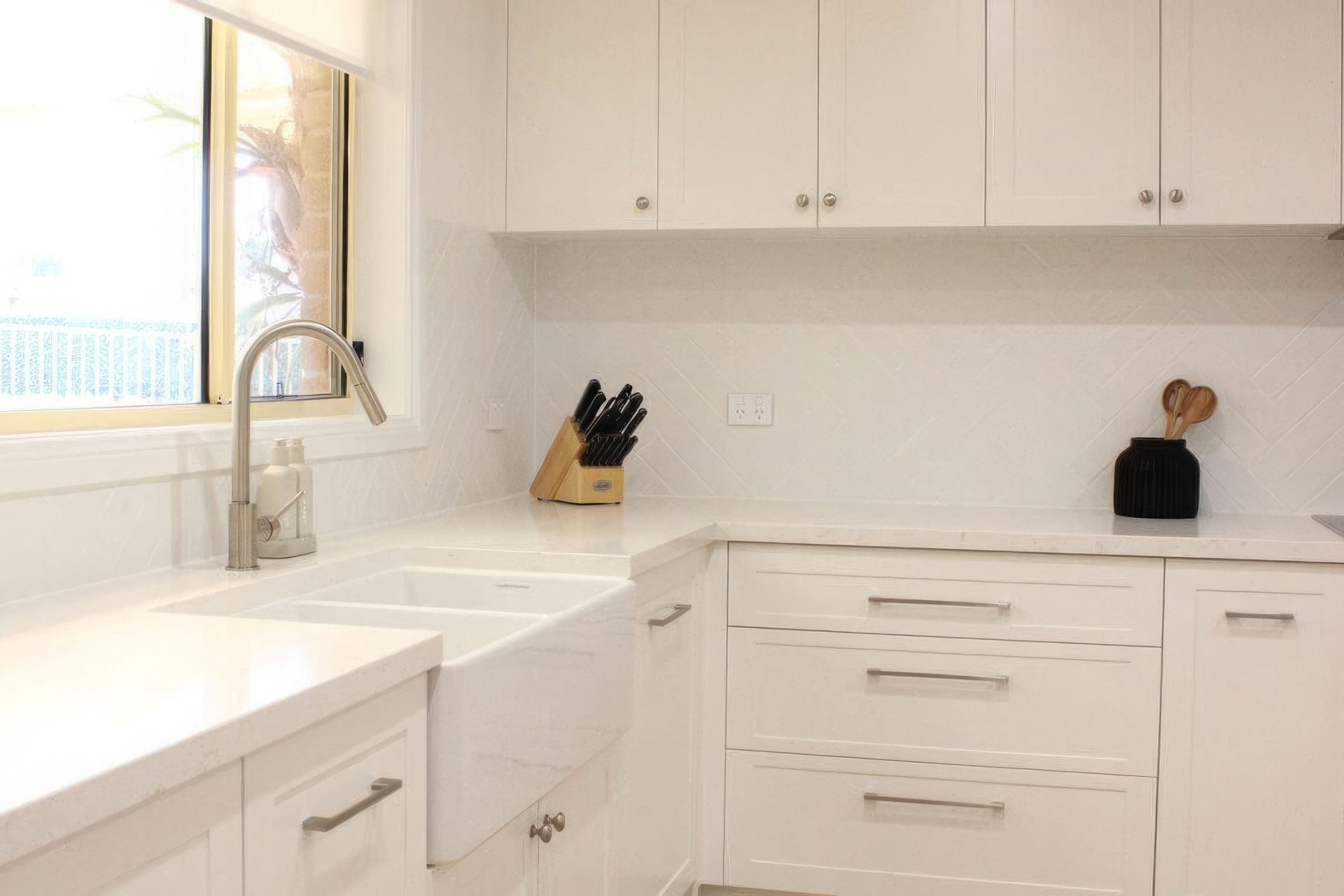 1950Stylish-hampton-kitchen-farmhouse-sink-sydney-1100x623-gigapixel.jpeg