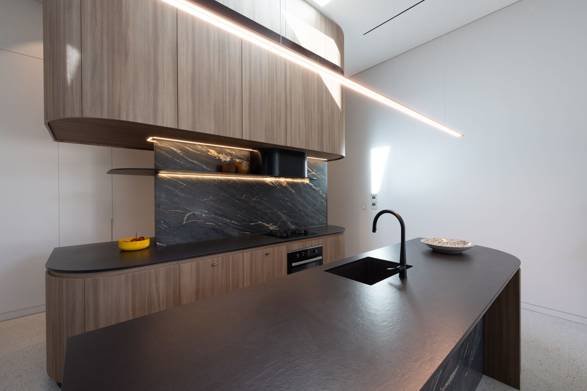 Curved range hood and splash details