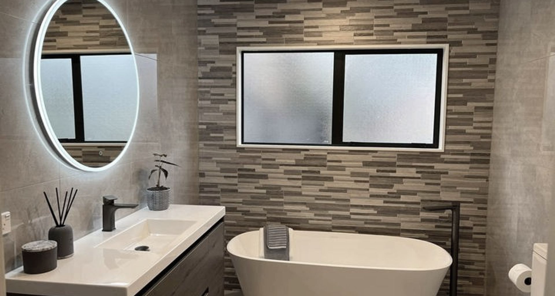 Gardens Main Bathroom banner