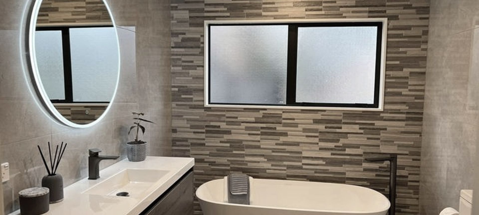 Gardens Main Bathroom banner