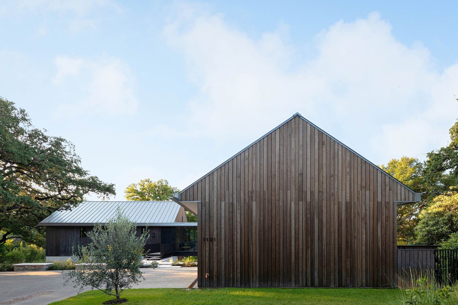 2BelmontParkCuppettKilpatrickArchitectureandInteriorDesignaustin-tx-modern-vernacular-house-vertical-wood-siding.jpg