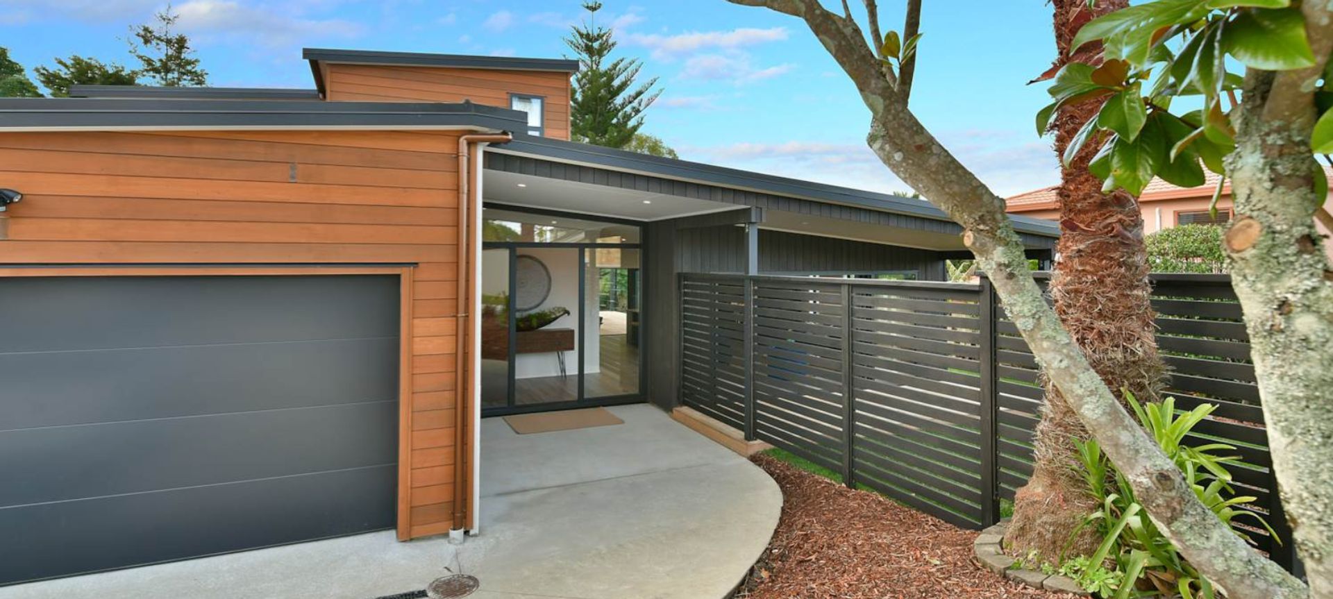 Spacious Four-Bed Family Retreat with Idyllic Outdoor Living banner