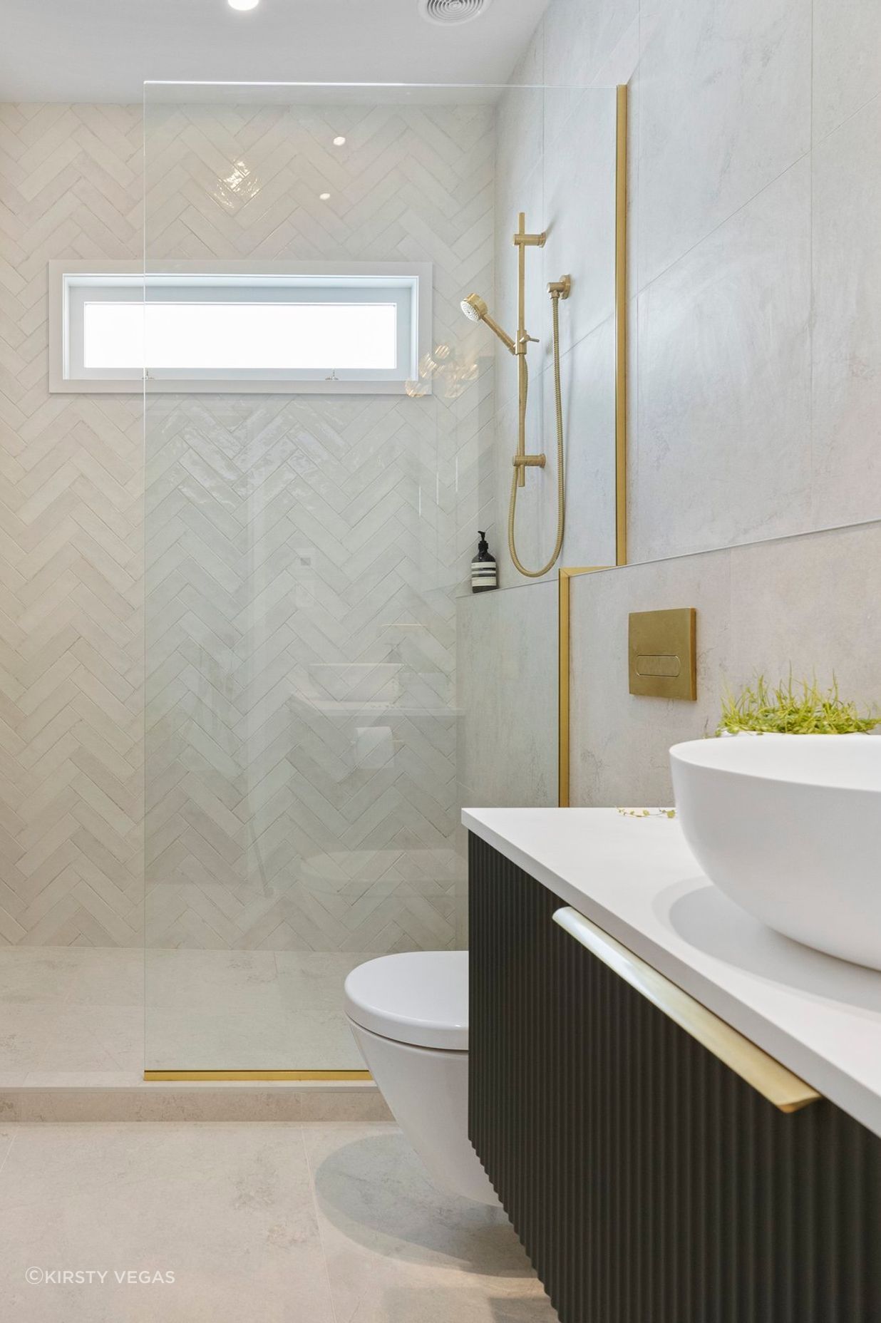 This elegant and sophisticated palette creates a main bathroom that exudes contemporary charm, making it a standout feature of the home. The thoughtful selection of colours and materials combines timeless appeal with a modern twist, resulting in a space that feels both fresh and inviting. This carefully curated design reflects current trends while maintaining a sense of pride and elegance, ensuring that the bathroom is a beautiful retreat for relaxation and rejuvenation.