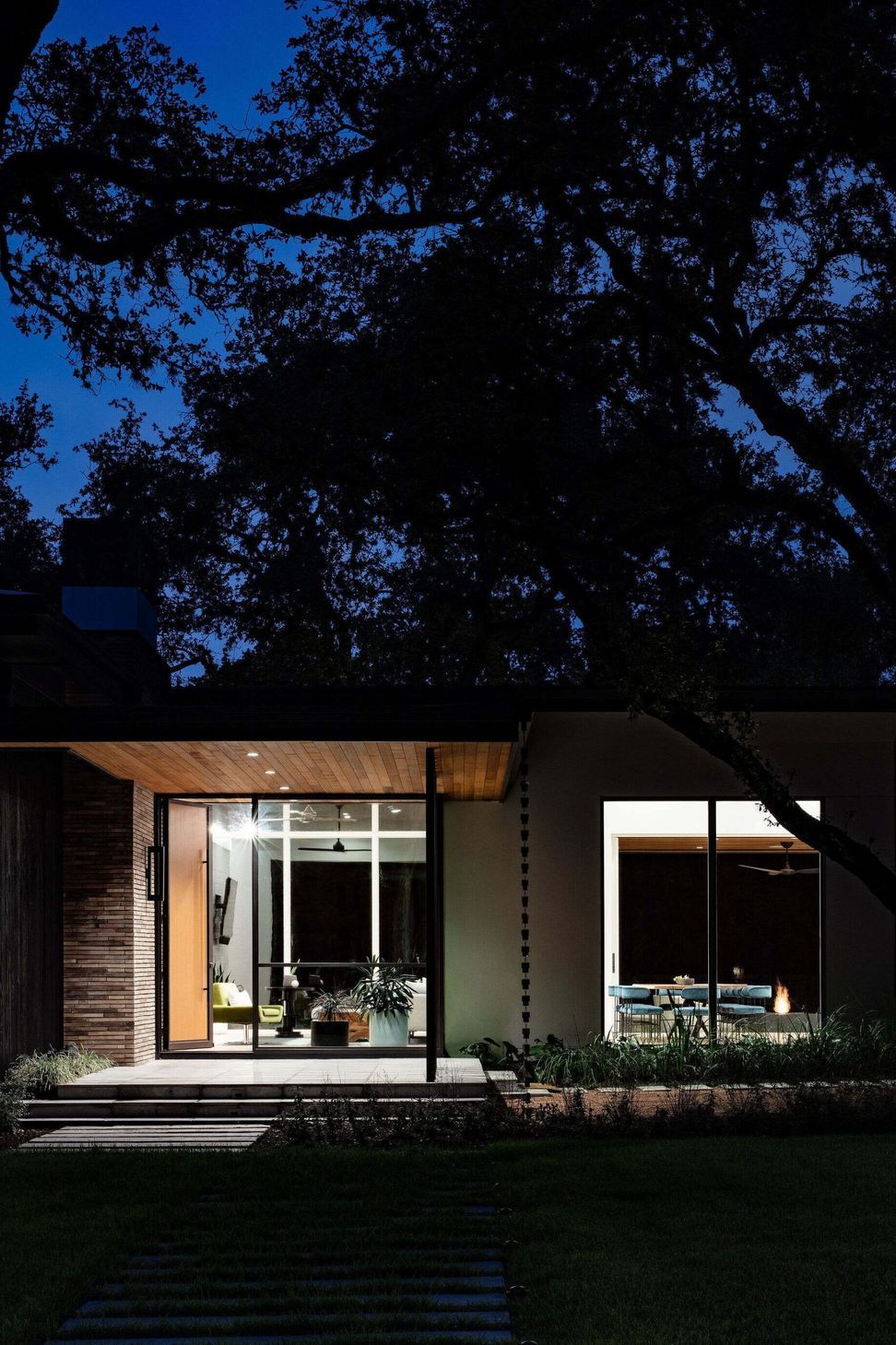 imgi18jake-holt-photo-33exterior-entry-dusk-scaled.jpg