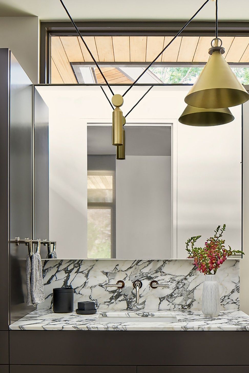 imgi22RESIZED16046235-17guestbath.jpg
