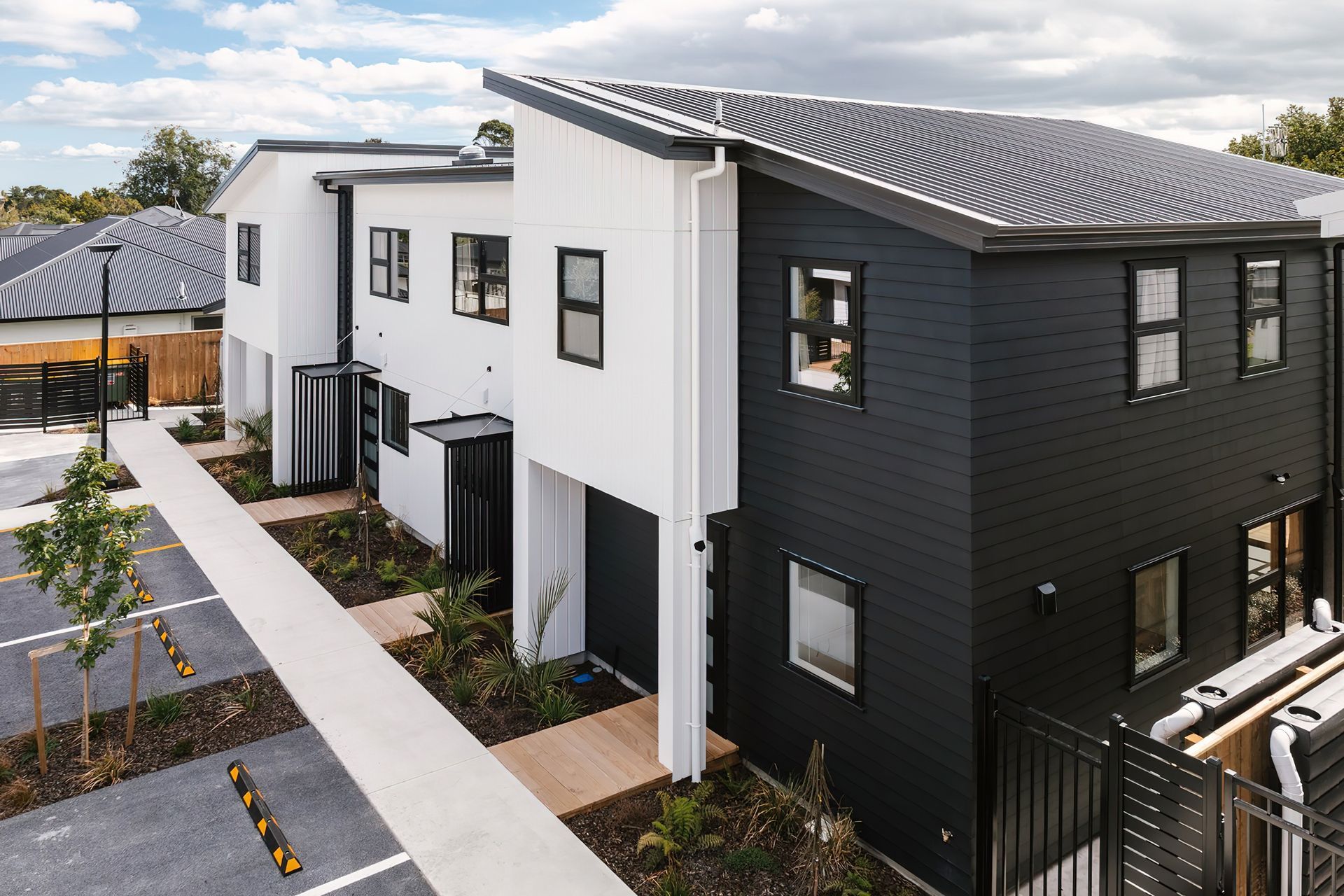 mako-solutions-auckland-townhouse-quality-black-boundary-fencing-1.jpg
