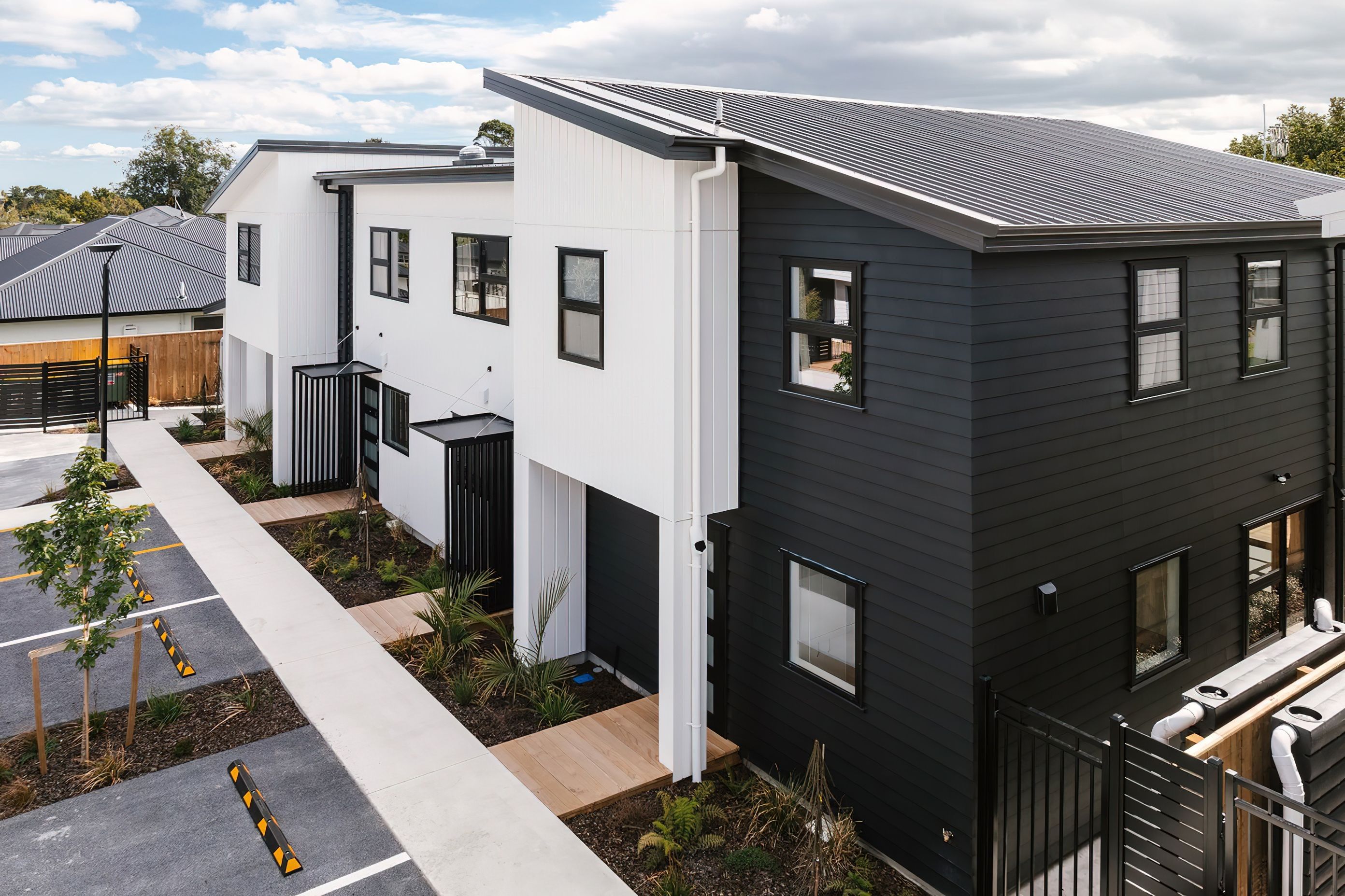 mako-solutions-auckland-townhouse-quality-black-boundary-fencing-1.jpg
