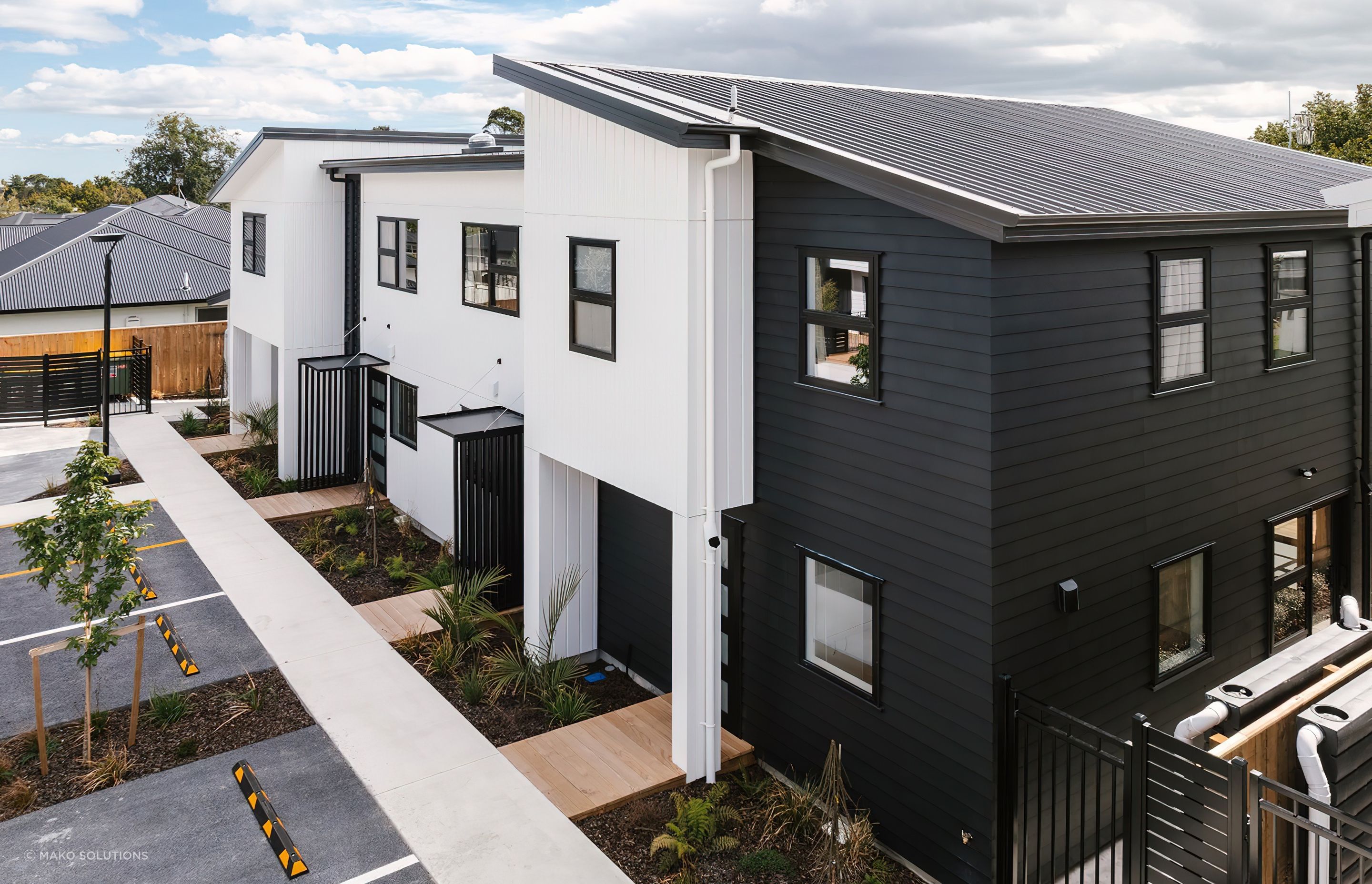 mako-solutions-auckland-townhouse-quality-black-boundary-fencing-1.jpg