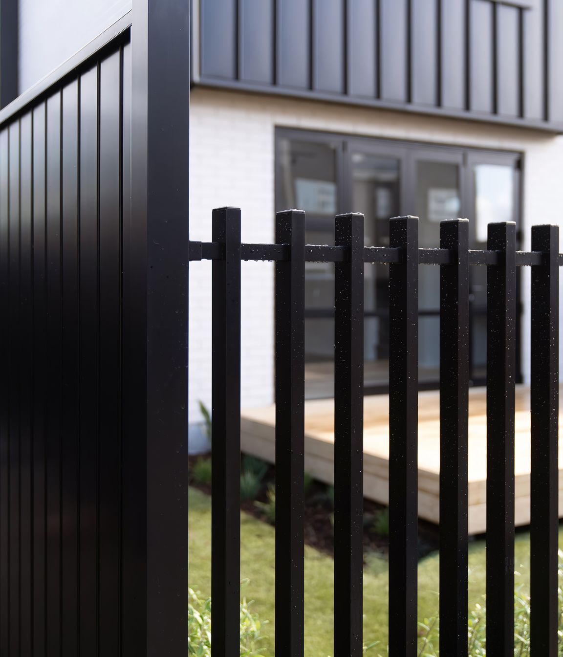modern-aluminium-fencing-auckland-v2.jpeg