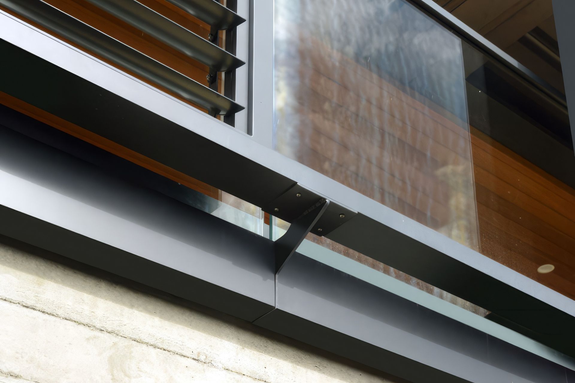 structural-glass-balustrade-1024x685-upscaled-by-Replicate.jpg