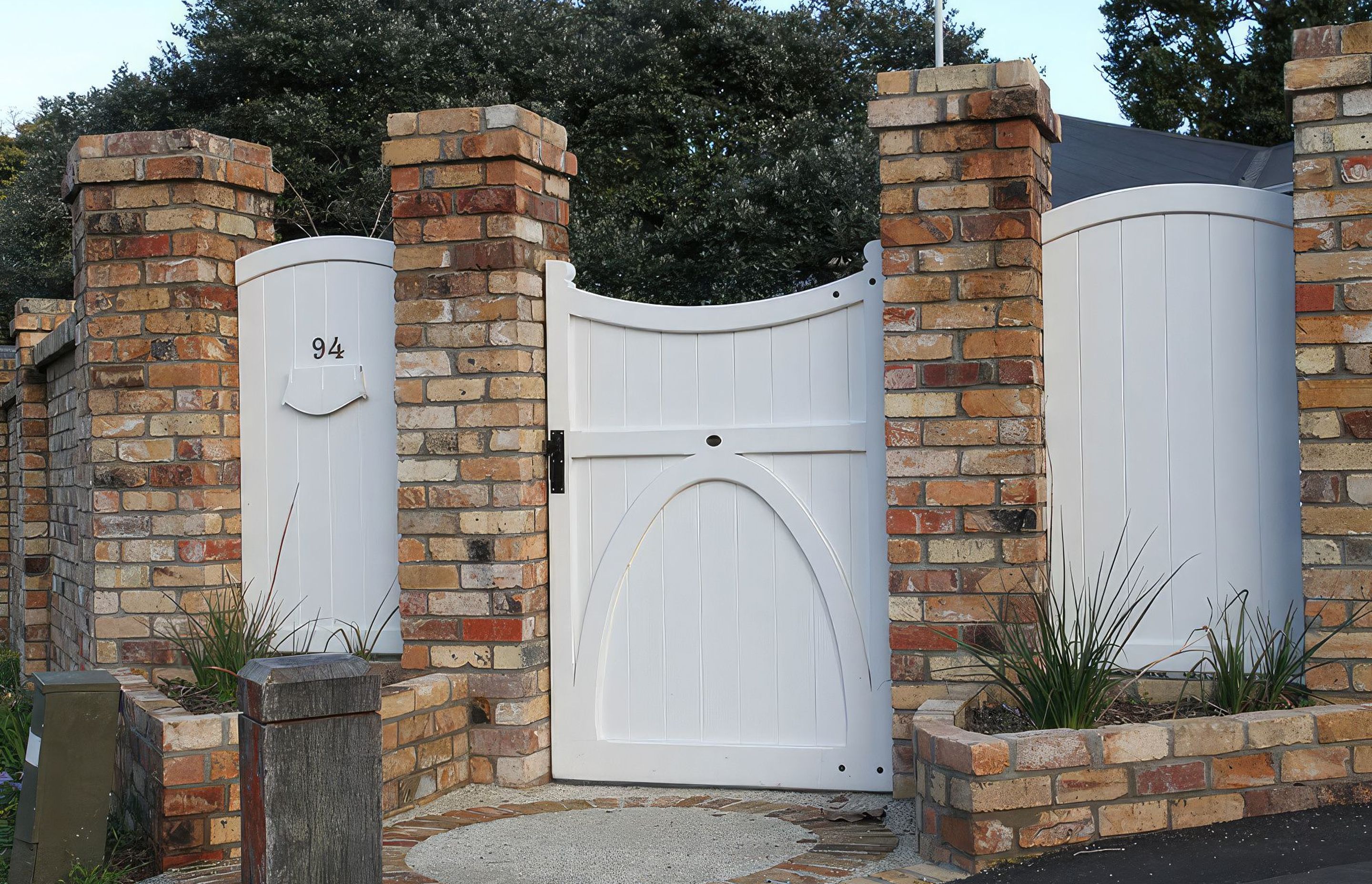 upVictoriaandcustomfence-fix-standard-scale-200x.jpg