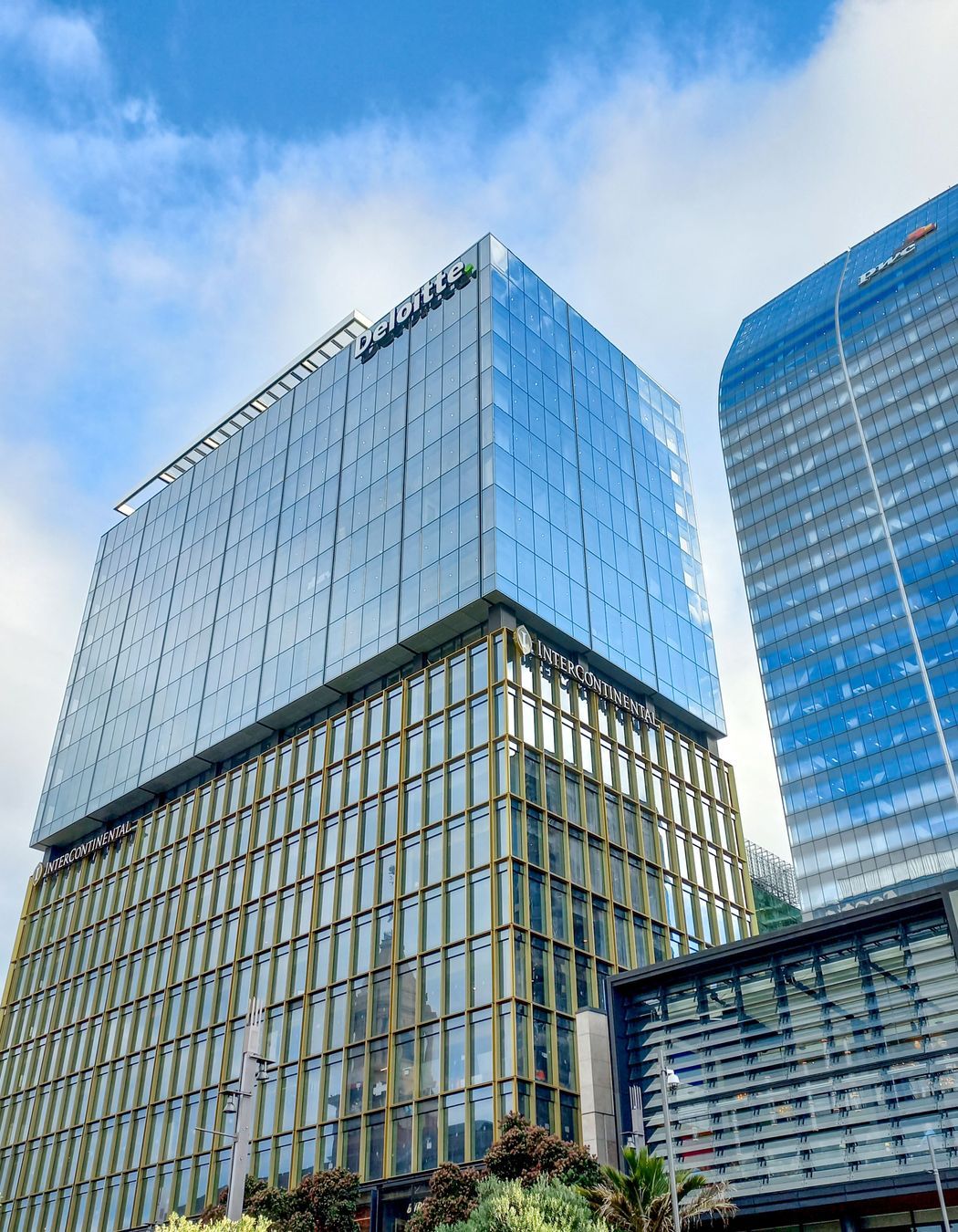 Deloitte / Intercontinental & PWC Commercial Bay - building envelopes by Thermosash