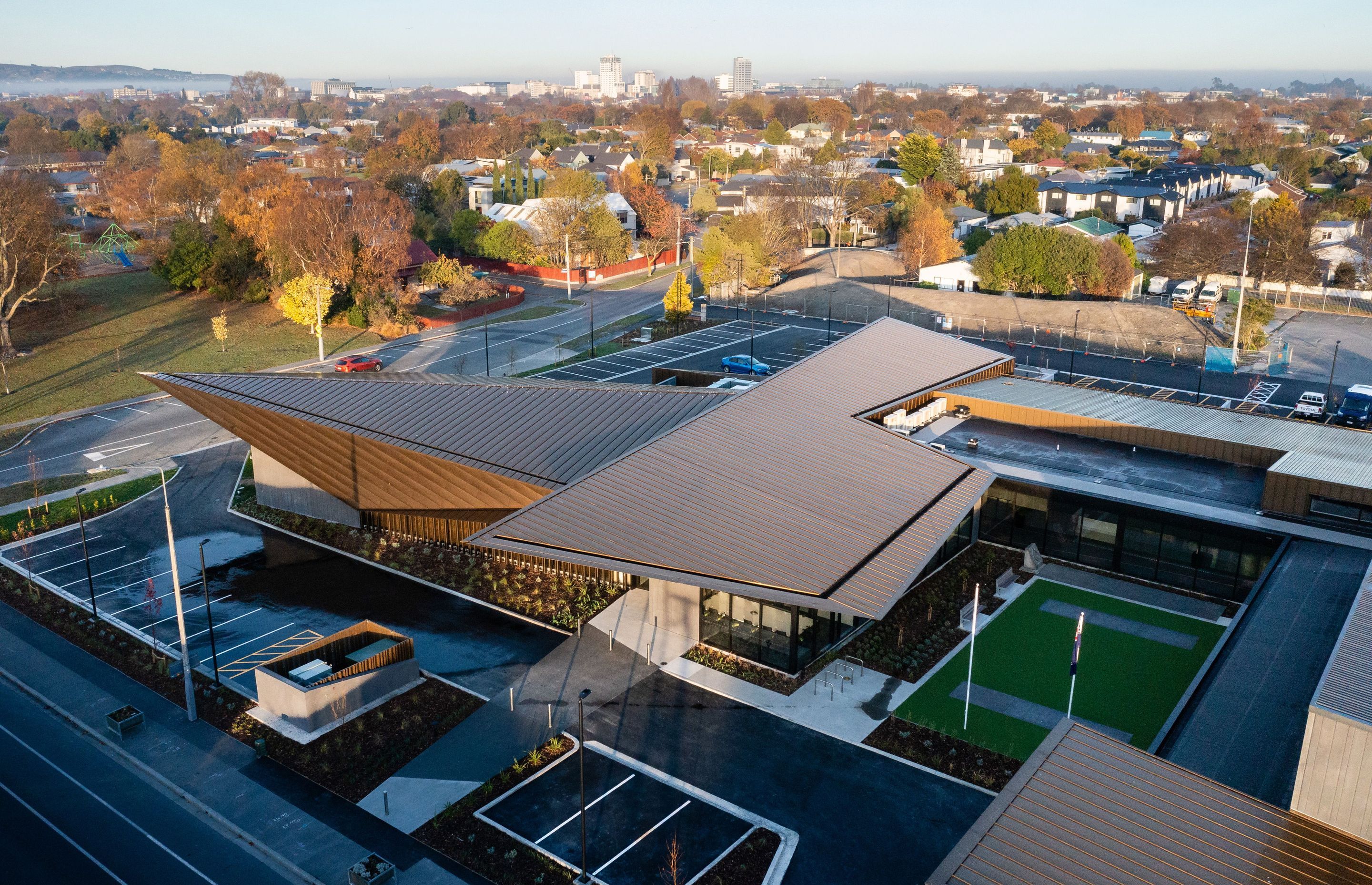 Like a piece of origami sculpture, the roof plane soars above the building creating an iconic form befitting the club's long association with the Richmond area. Photography by Clinton Lloyd.