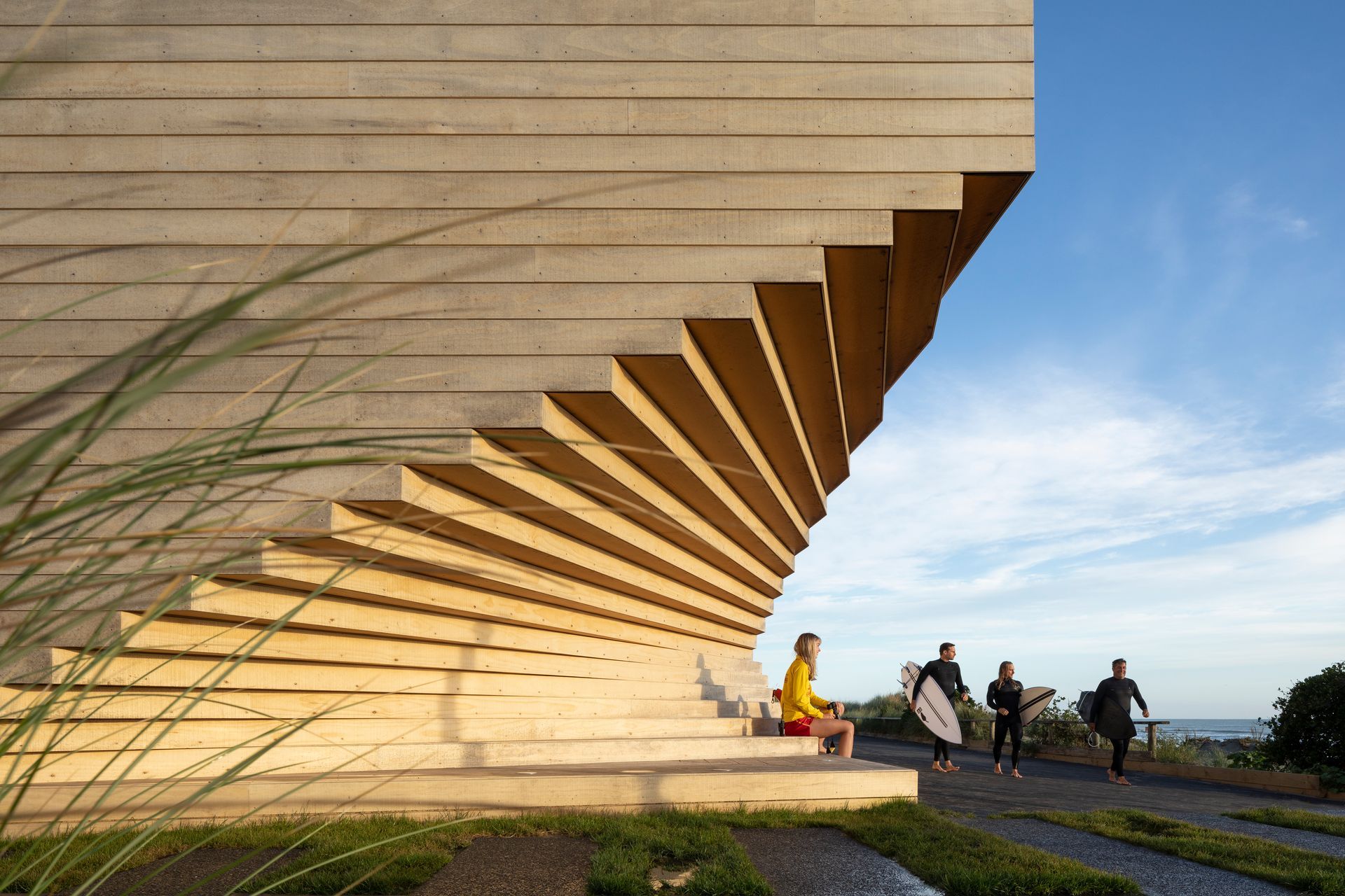 The sculptural fan of the Accoya cladding on the seafront elevation, gives the building a striking silhouette that speaks to the curves and undulations in the sand and driftwood.