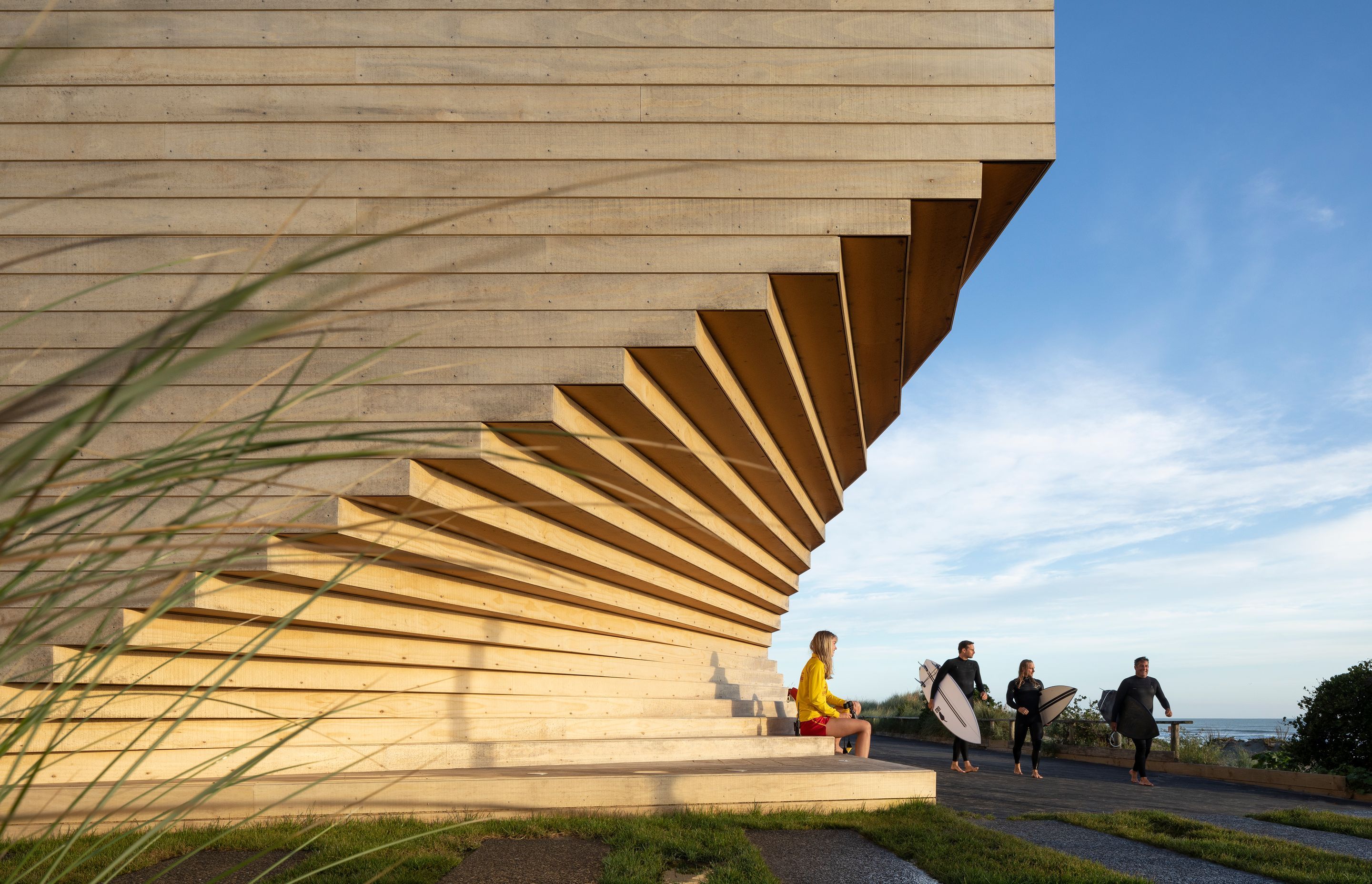 The sculptural fan of the Accoya cladding on the seafront elevation, gives the building a striking silhouette that speaks to the curves and undulations in the sand and driftwood.