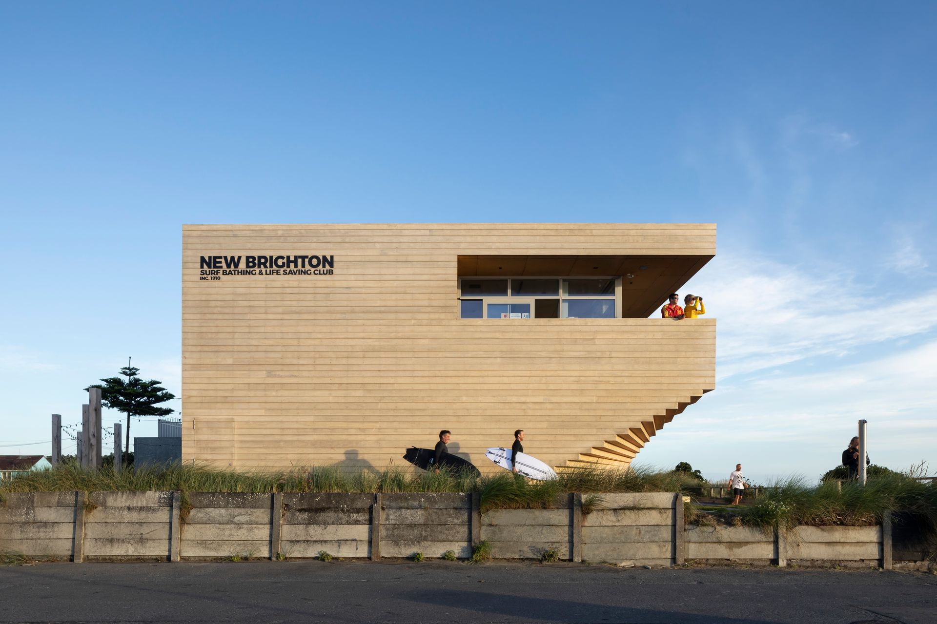 On the first floor, lifeguards scan the surf, while below, surfers have a good view of the beach. The car park is directly adjacent to the club, and accesses a walkway that takes visitors to the main entrance on the ground floor.