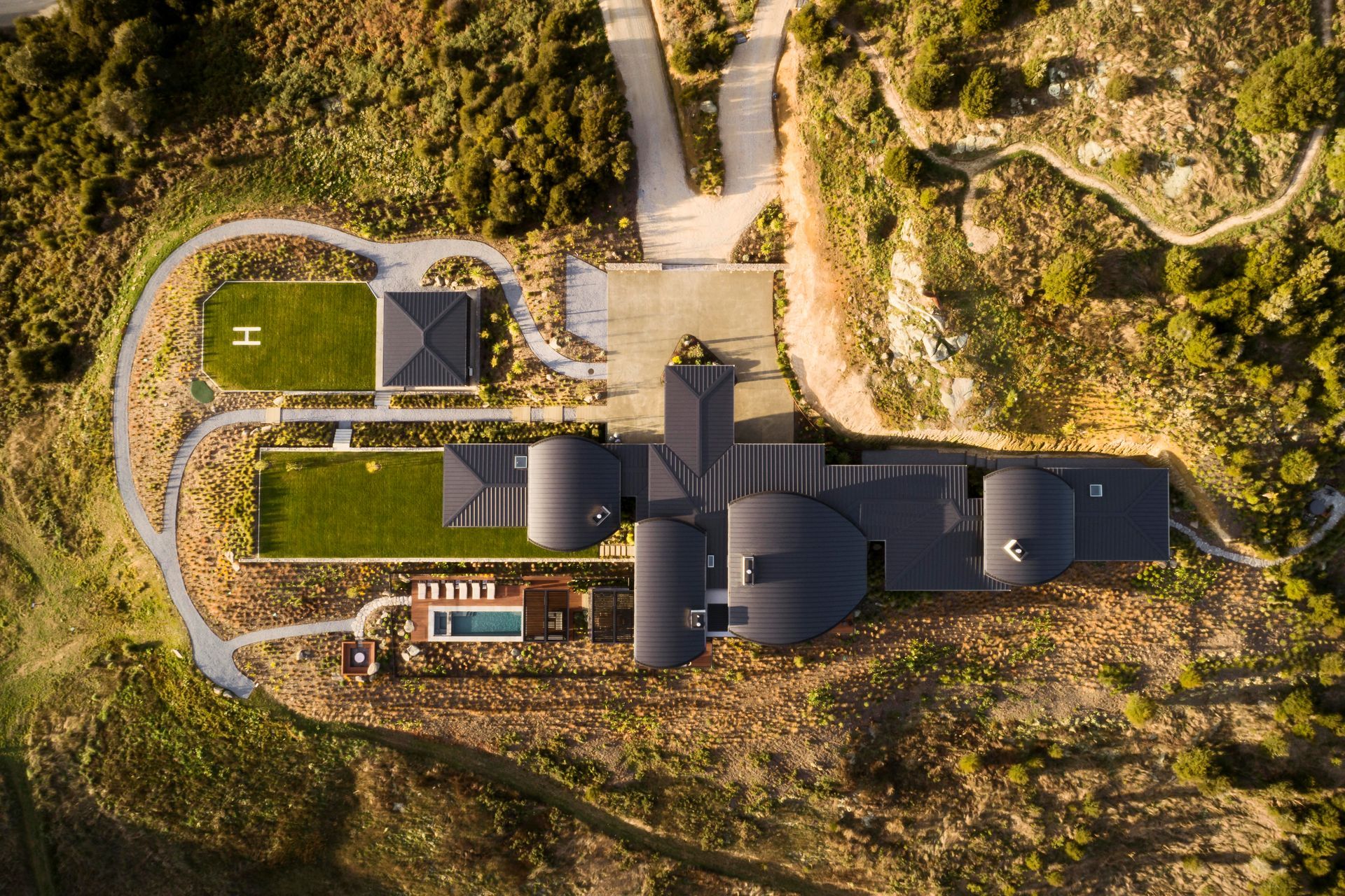 The lodge was positioned into a rock outcrop to further cement the sense of it having emerged from its surroundings rather than just being a manmade element imposed on the landscape.