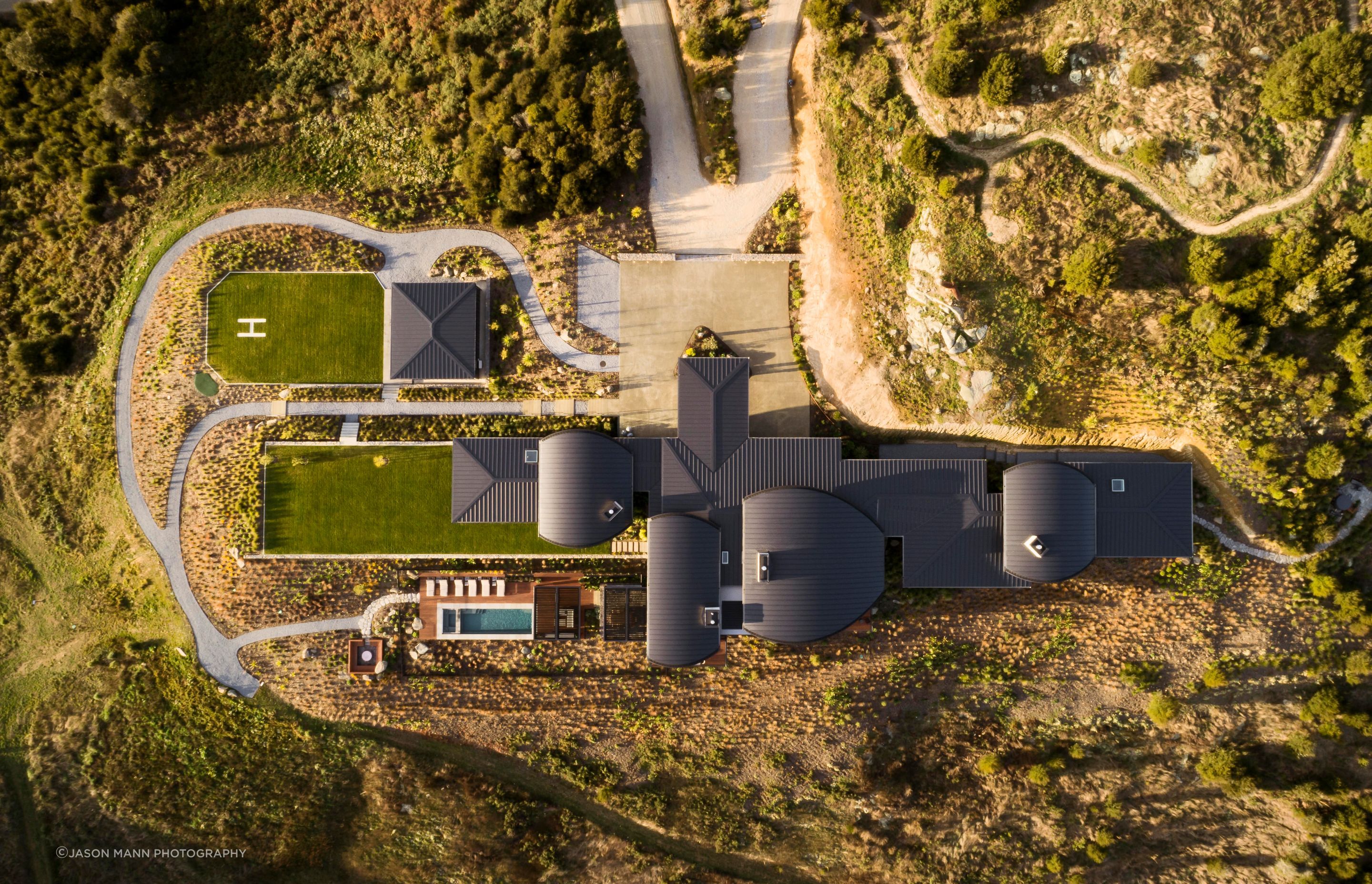 The lodge was positioned into a rock outcrop to further cement the sense of it having emerged from its surroundings rather than just being a manmade element imposed on the landscape.