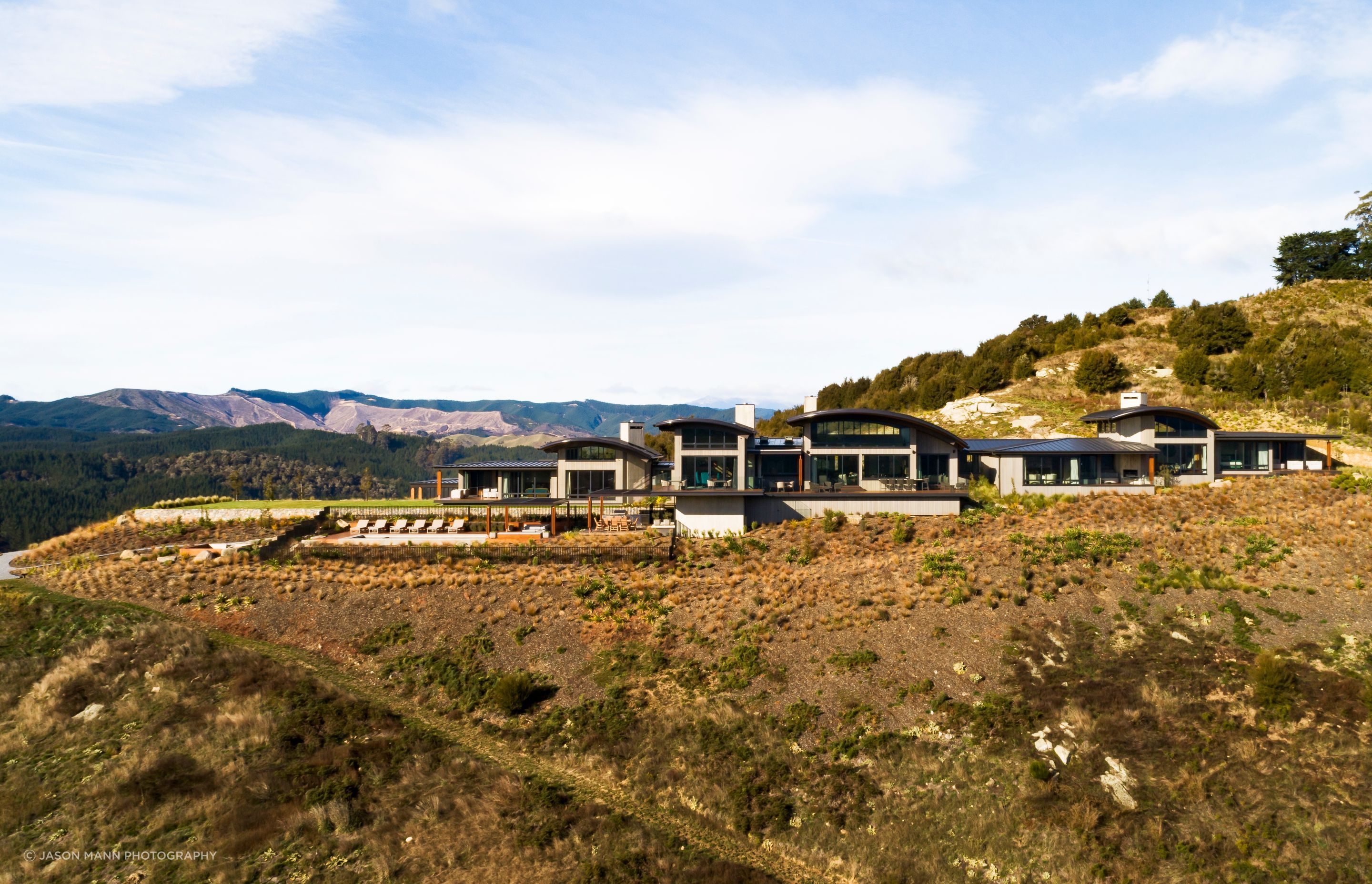 The elliptical forms of the rolled steel roofing mimic the shape of a falcon's wing and create expansive five-metre high volumes on the interior.