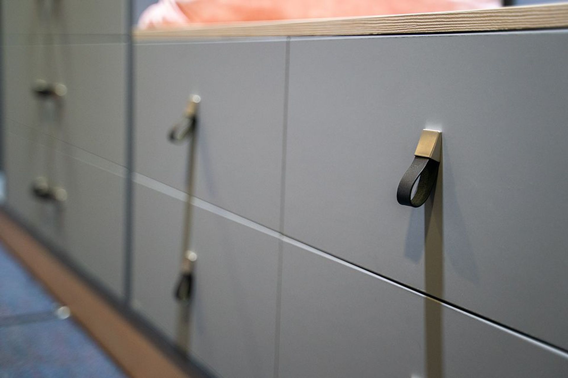 Furnipart Safari black leather pull handles were matched with Fenix NTM Verde Comodoro decorative panels. In the image below, the beauty of Syncron wood-textured panels can be seen in Art Oak. If you would like more information on these products please reach out through the 'Message Pro'.