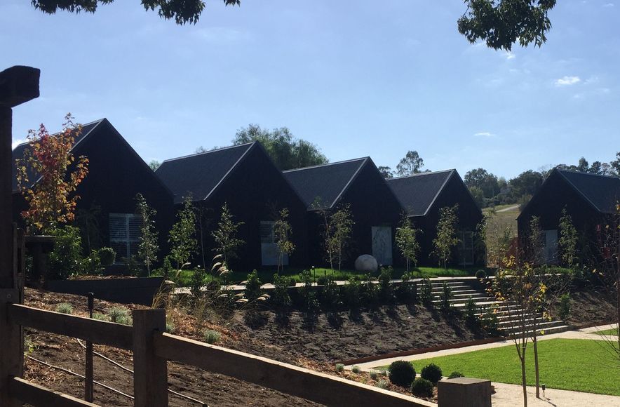 The Sir George | 8 Accommodation Cabins “The Barns” in Jugiong, NSW