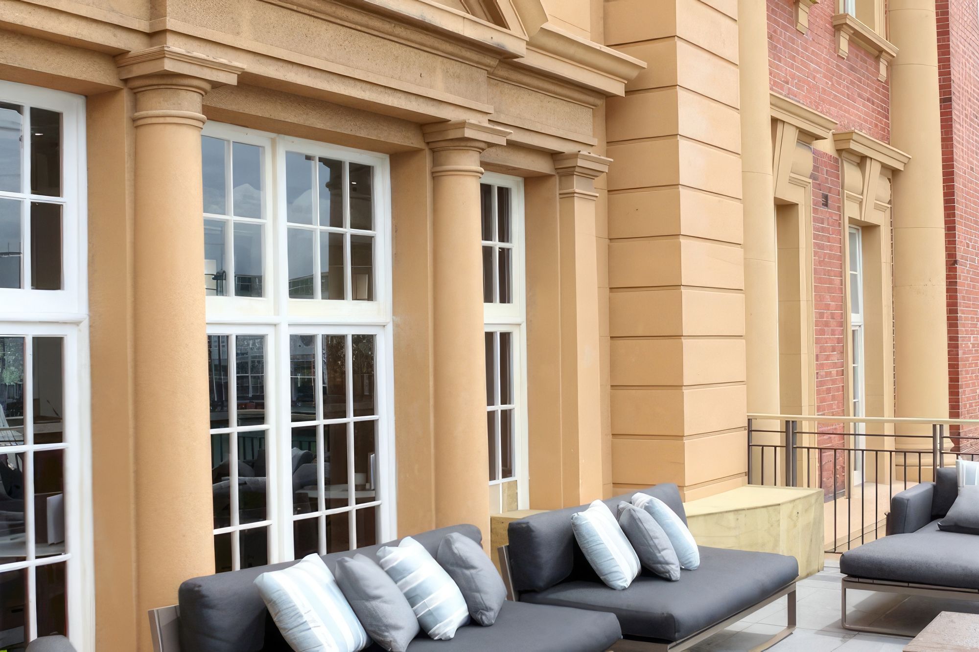 harbourside-deck-lounge-2-gigapixel-standard-scale-400x.jpg