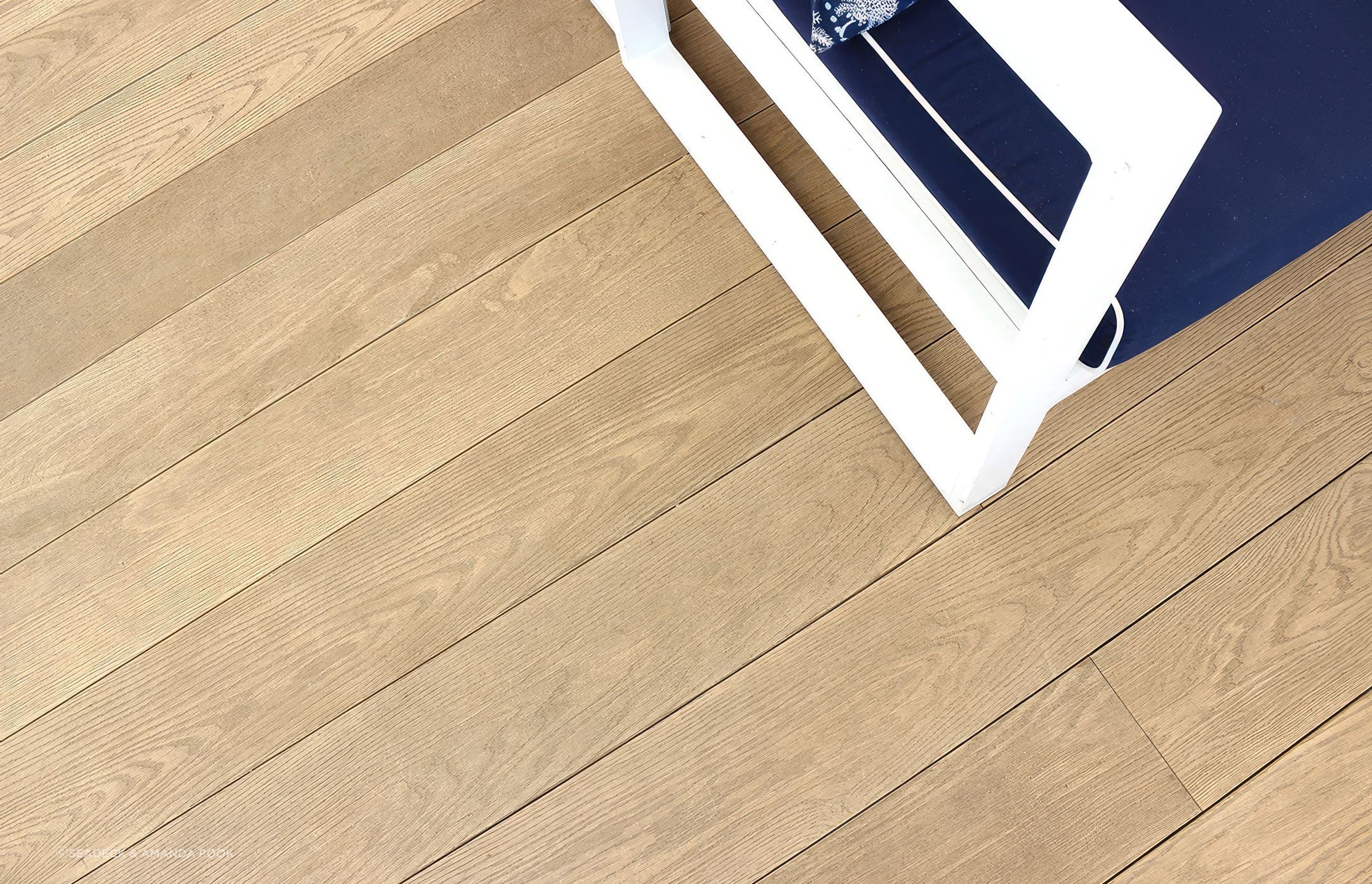 seadeck-golden-oak-millboard-6-gigapixel-standard-scale-200x-v2.jpg