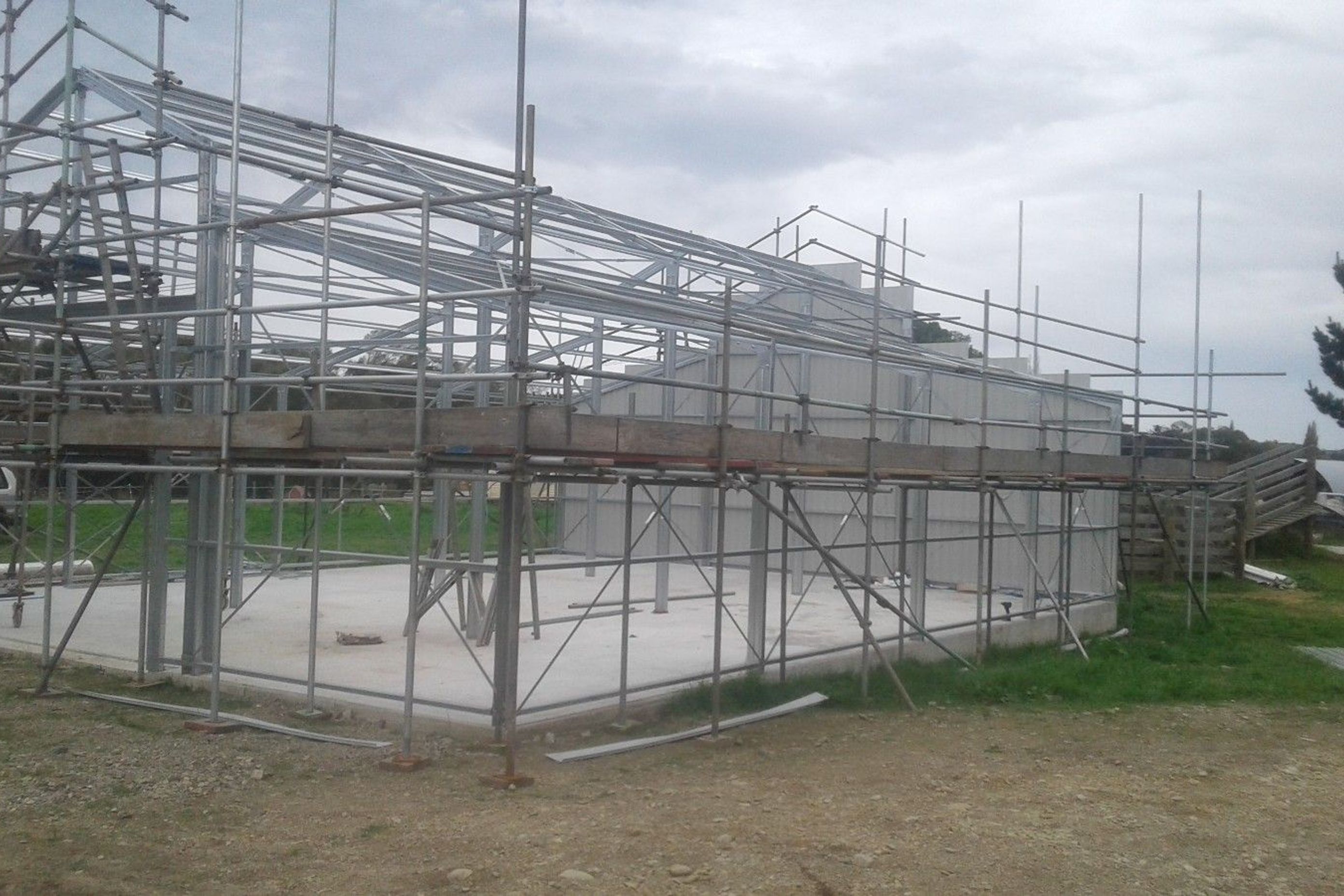 Scaffolding height for safety when working on the roof