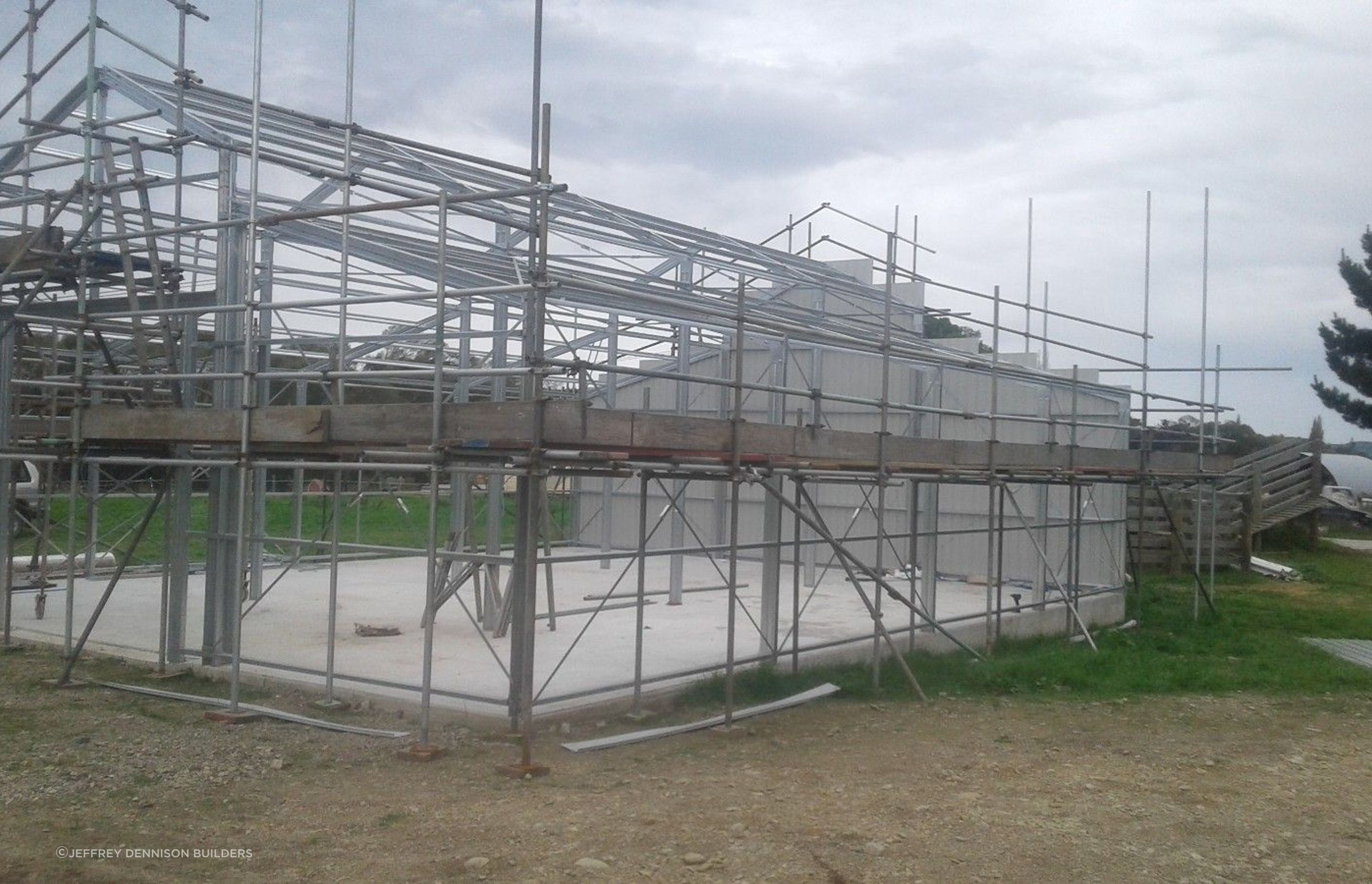 Scaffolding height for safety when working on the roof