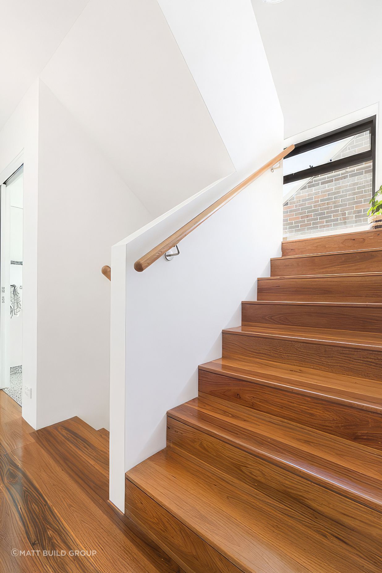up65Brown02560x1800-fix-standard-scale-200x.jpg