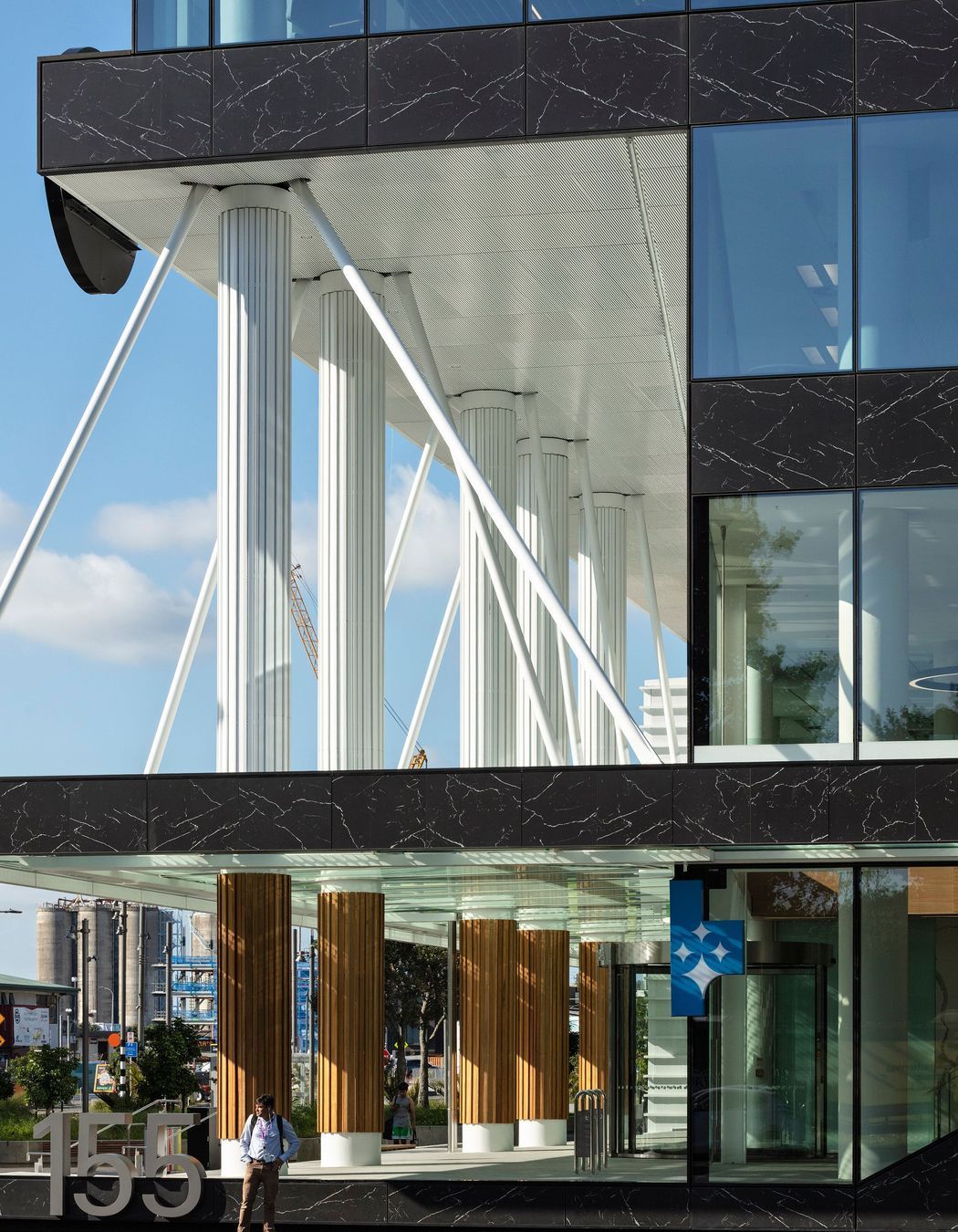 The architects created a ‘piano nobile’ lobby area from which a series of stairs and bridges connects to the upper floor levels around the south-facing atrium—the Park Room—offering occupants a strong connection to Victoria Park.