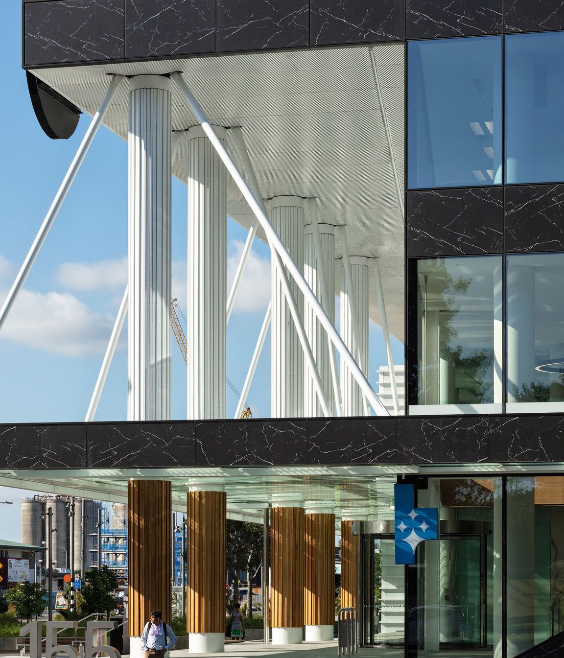 The architects created a ‘piano nobile’ lobby area from which a series of stairs and bridges connects to the upper floor levels around the south-facing atrium—the Park Room—offering occupants a strong connection to Victoria Park.
