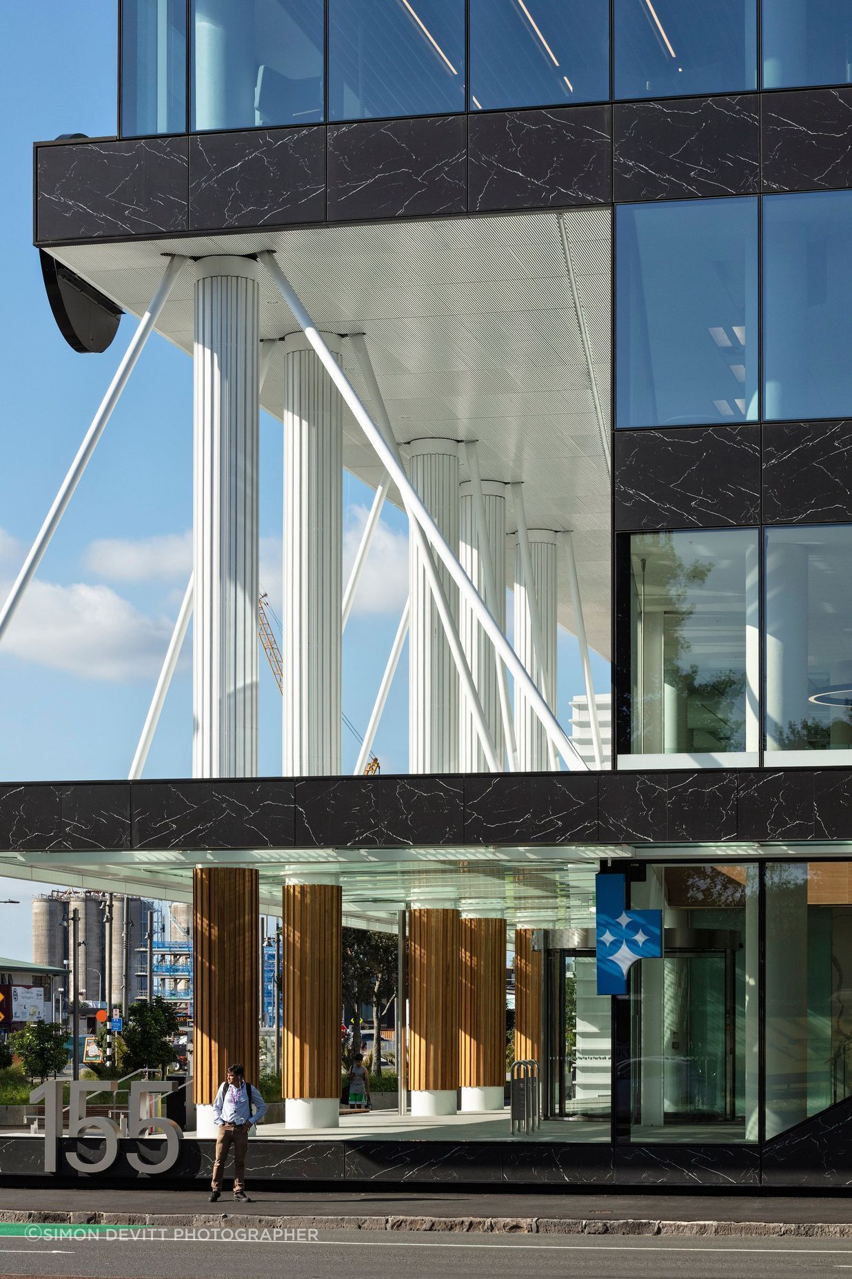 The architects created a ‘piano nobile’ lobby area from which a series of stairs and bridges connects to the upper floor levels around the south-facing atrium—the Park Room—offering occupants a strong connection to Victoria Park.