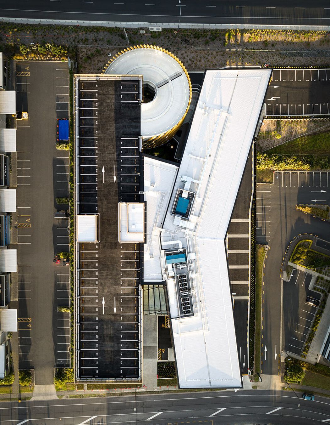 Seen from above, the 1400sqm of office space is complemented with 280 car parks on site.