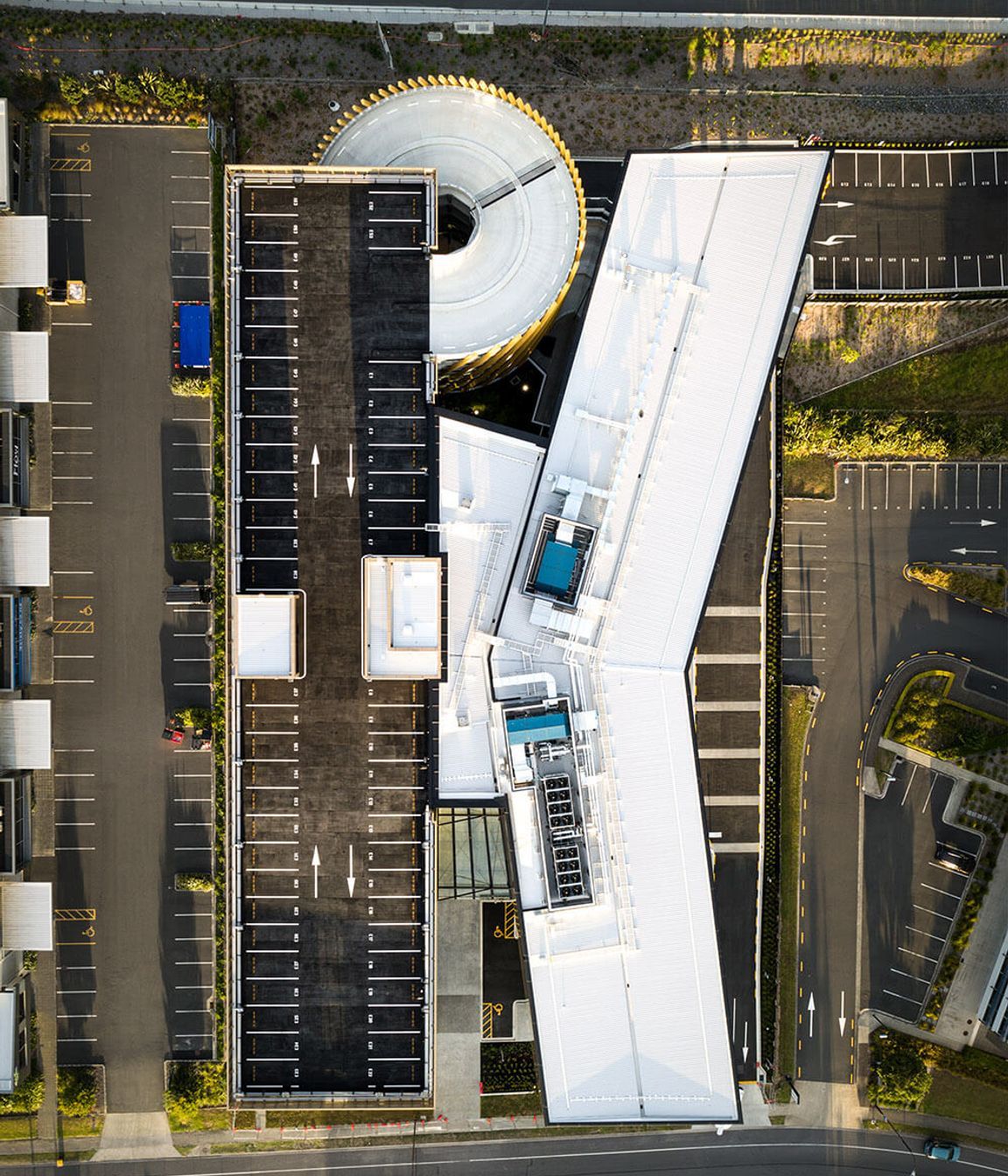 Seen from above, the 1400sqm of office space is complemented with 280 car parks on site.