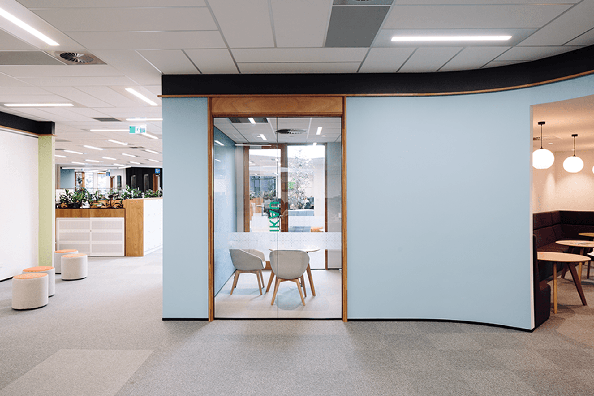 Curved meeting rooms, at the core of each floor plate, create nooks and niches for alternative working spaces, providing meeting places and opportunities for project team collaboration, enhanced through the provision of movable project panels.