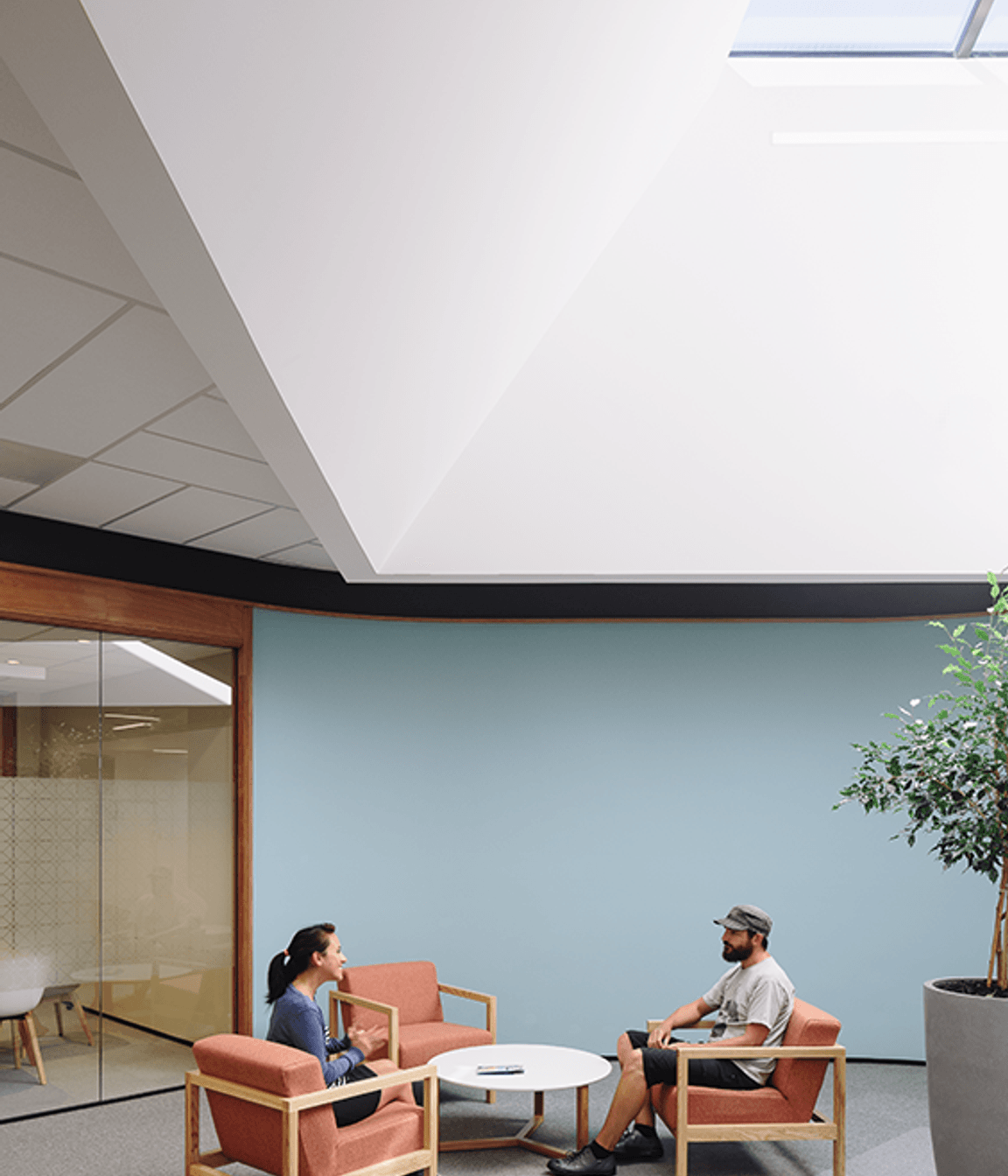 A combination of collaborative, meeting and focus spaces has been provided; whether that be in an enclosed meeting room, booth spaces or open, loose seating.