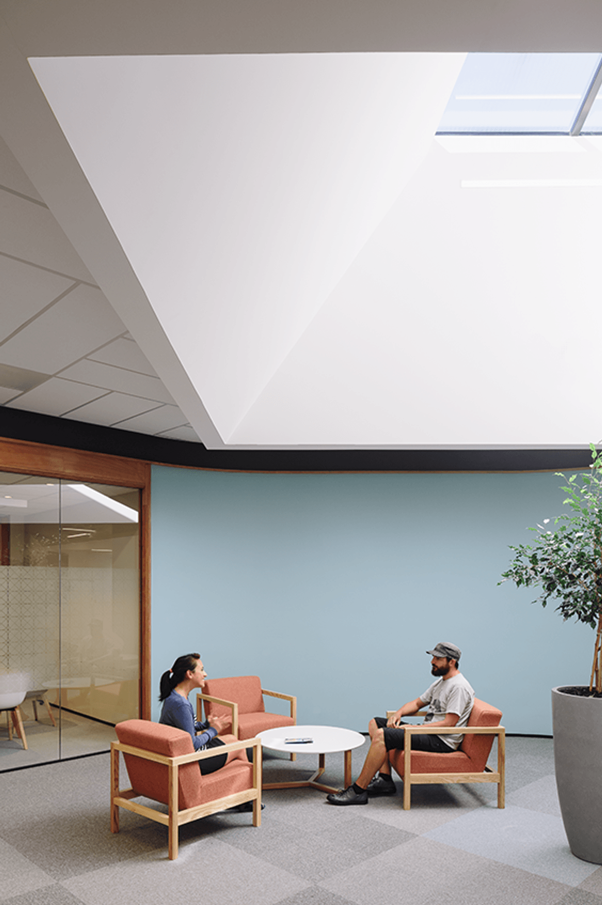 A combination of collaborative, meeting and focus spaces has been provided; whether that be in an enclosed meeting room, booth spaces or open, loose seating.