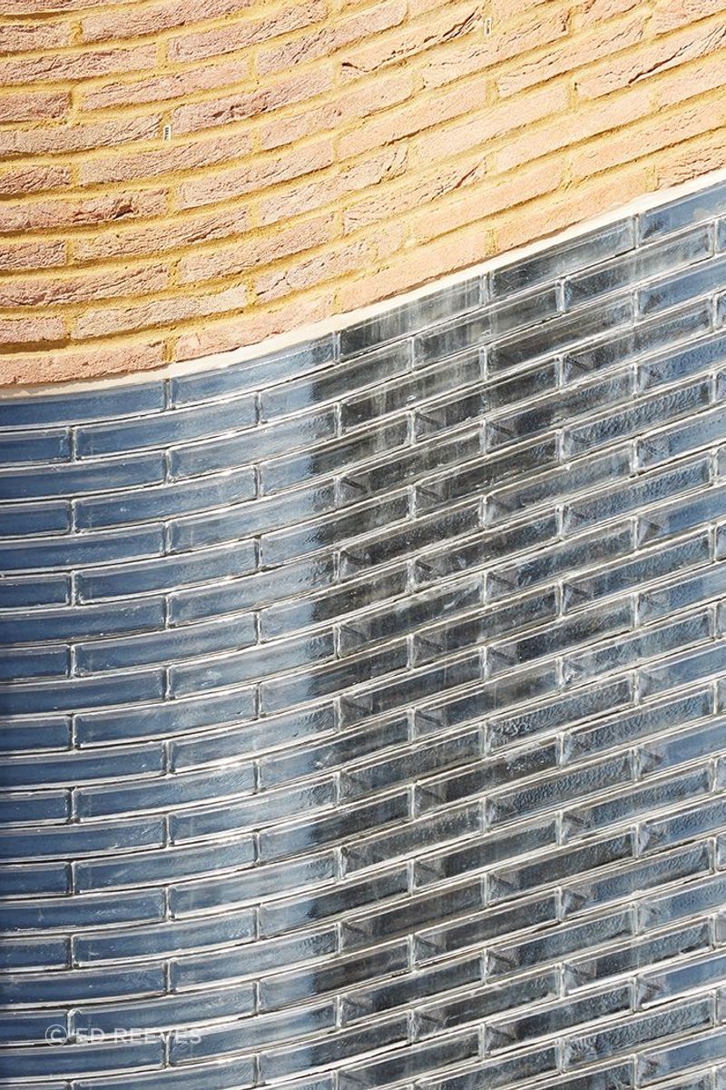 Poesia-mottled-glass-bricks-curve-close.jpg