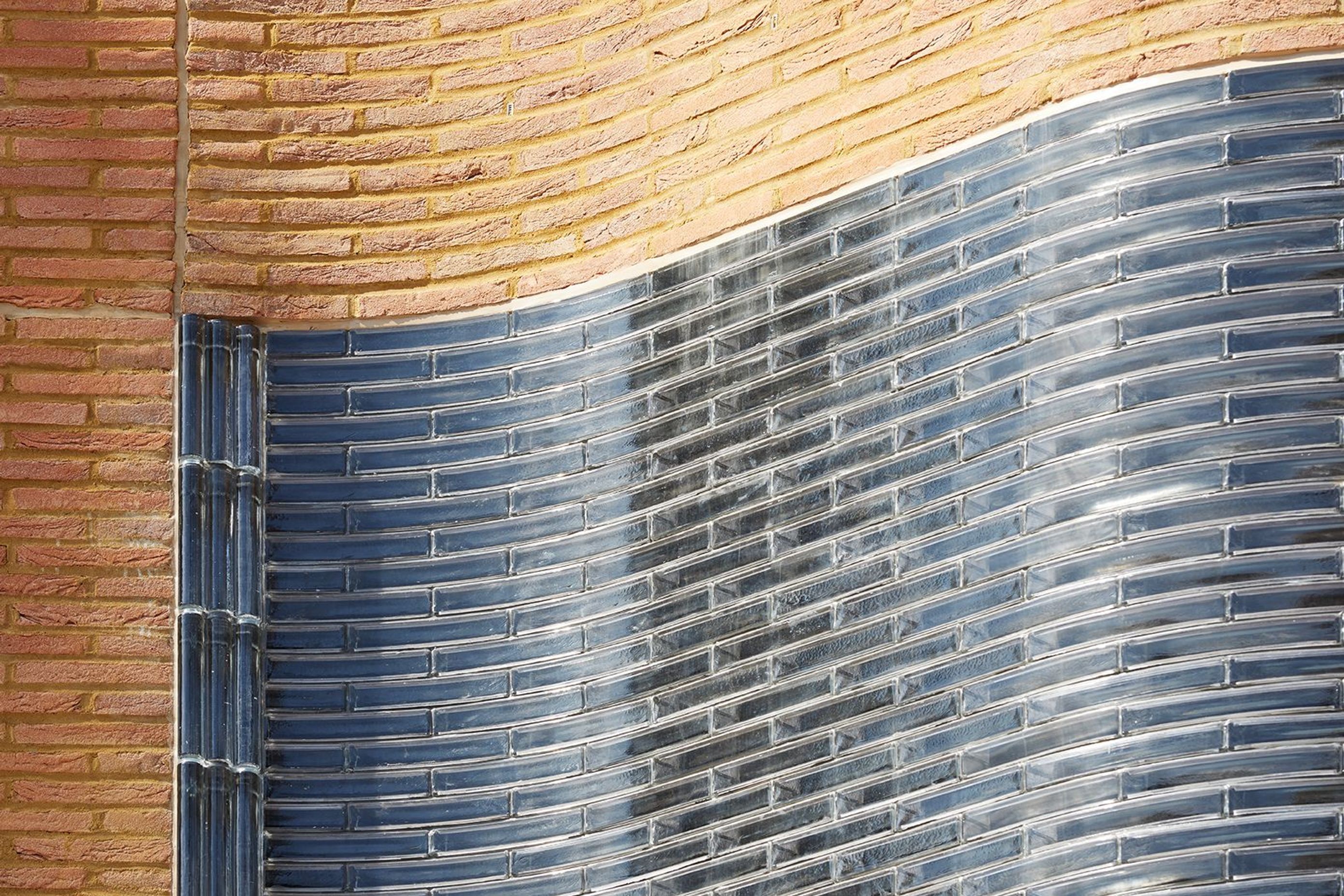 Poesia-mottled-glass-bricks-curve-close.jpg