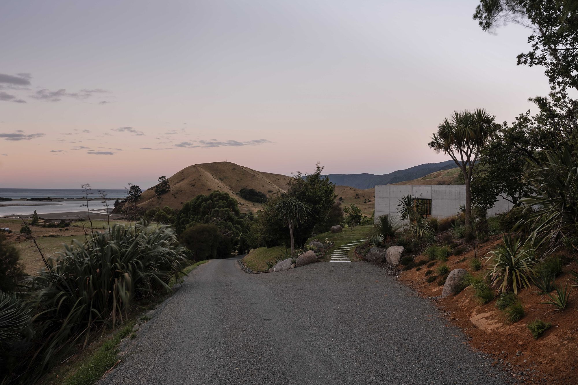 The-StudioView-from-the-driveway-to-the-studio-and-sea-beyondSam-Hartnett-Photographer2.jpg
