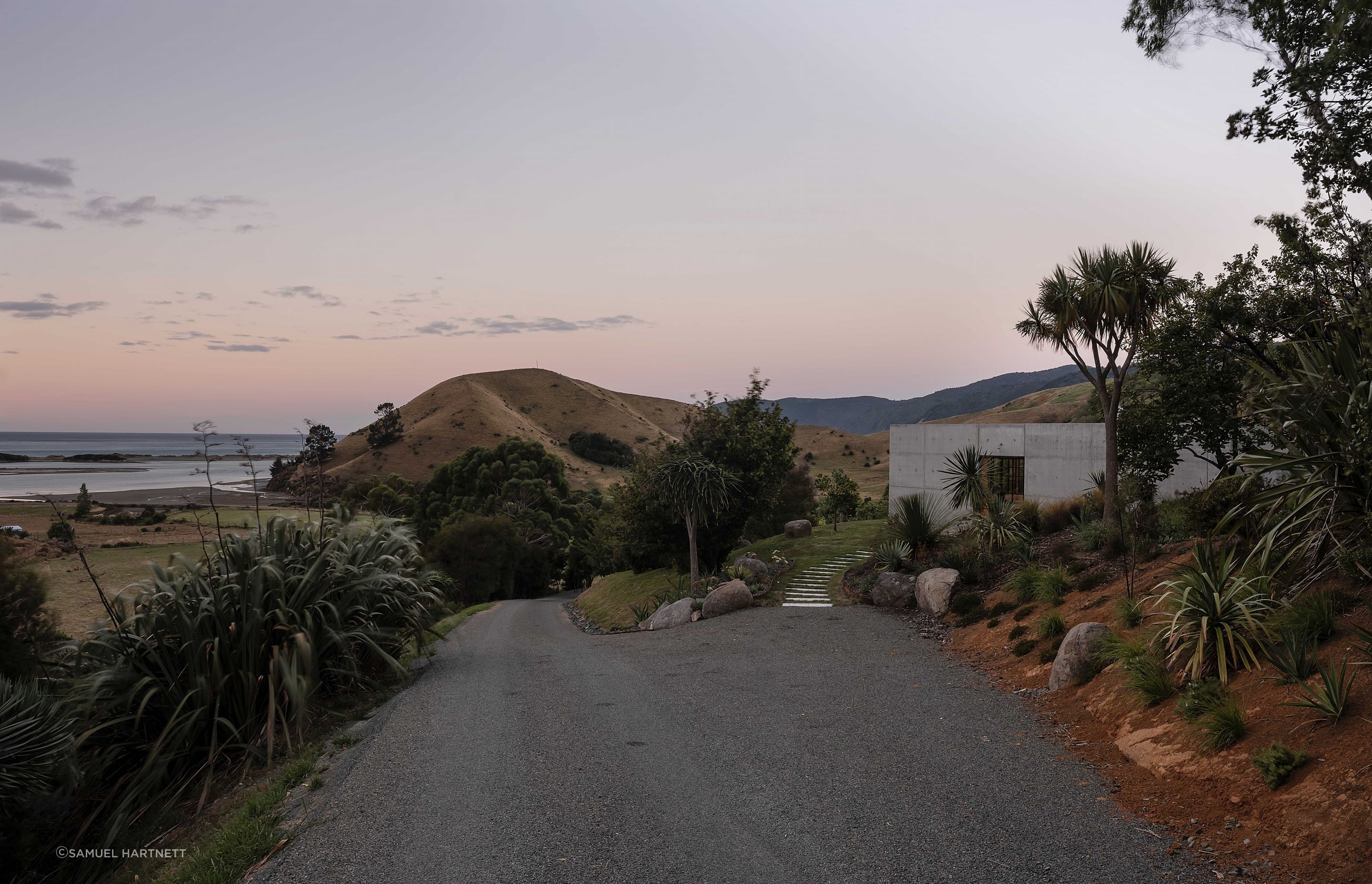 The-StudioView-from-the-driveway-to-the-studio-and-sea-beyondSam-Hartnett-Photographer2.jpg