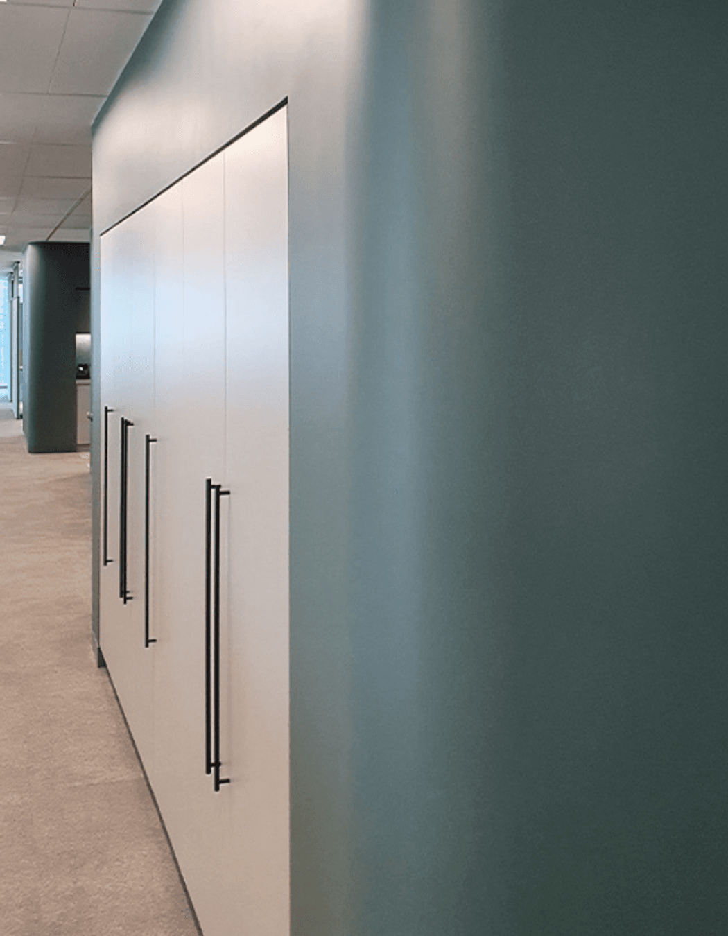 The finished curved walls add to the flowing curves of the design.