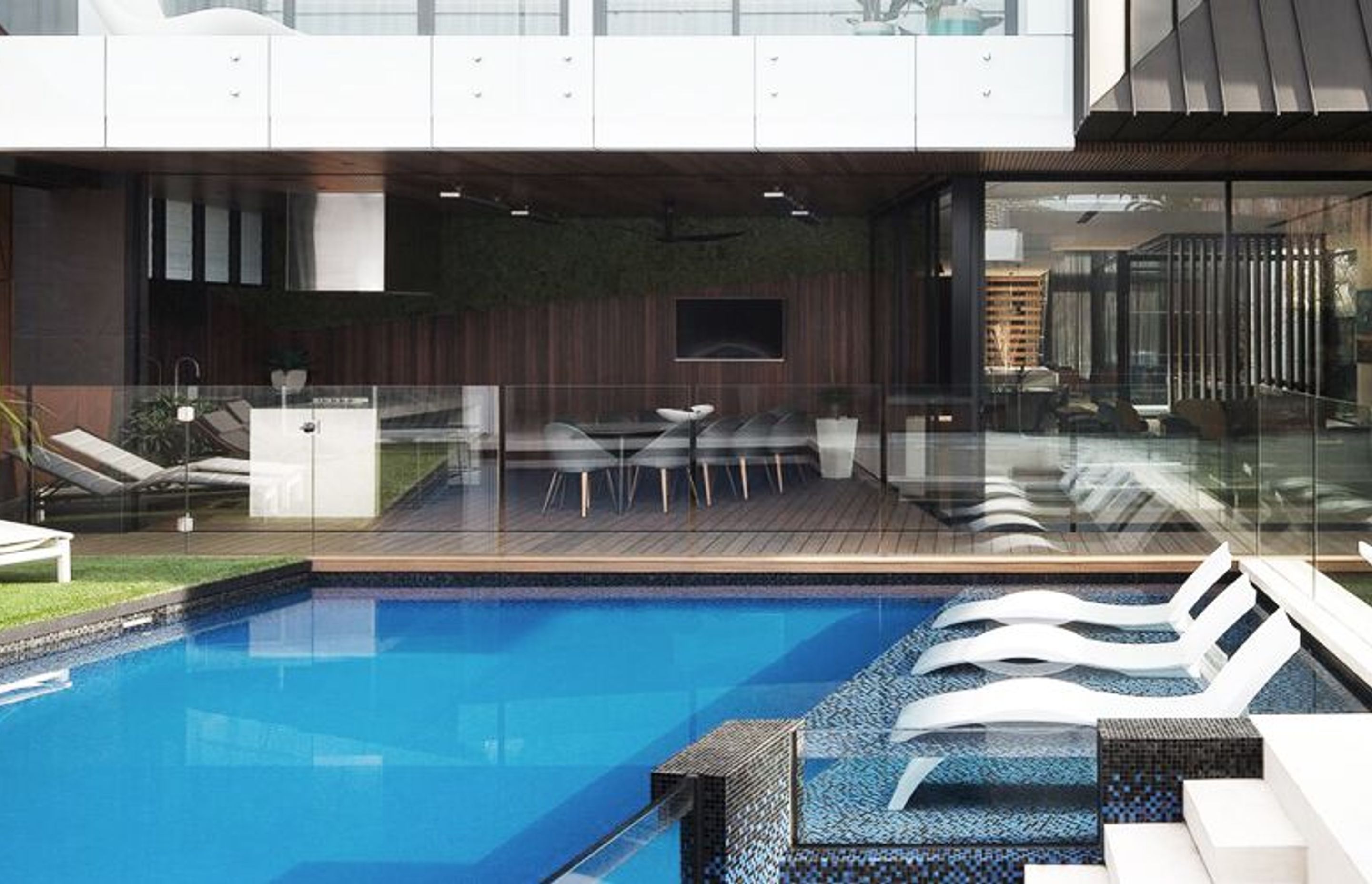 Poolside Entertaining: Indoor–Outdoor Flow