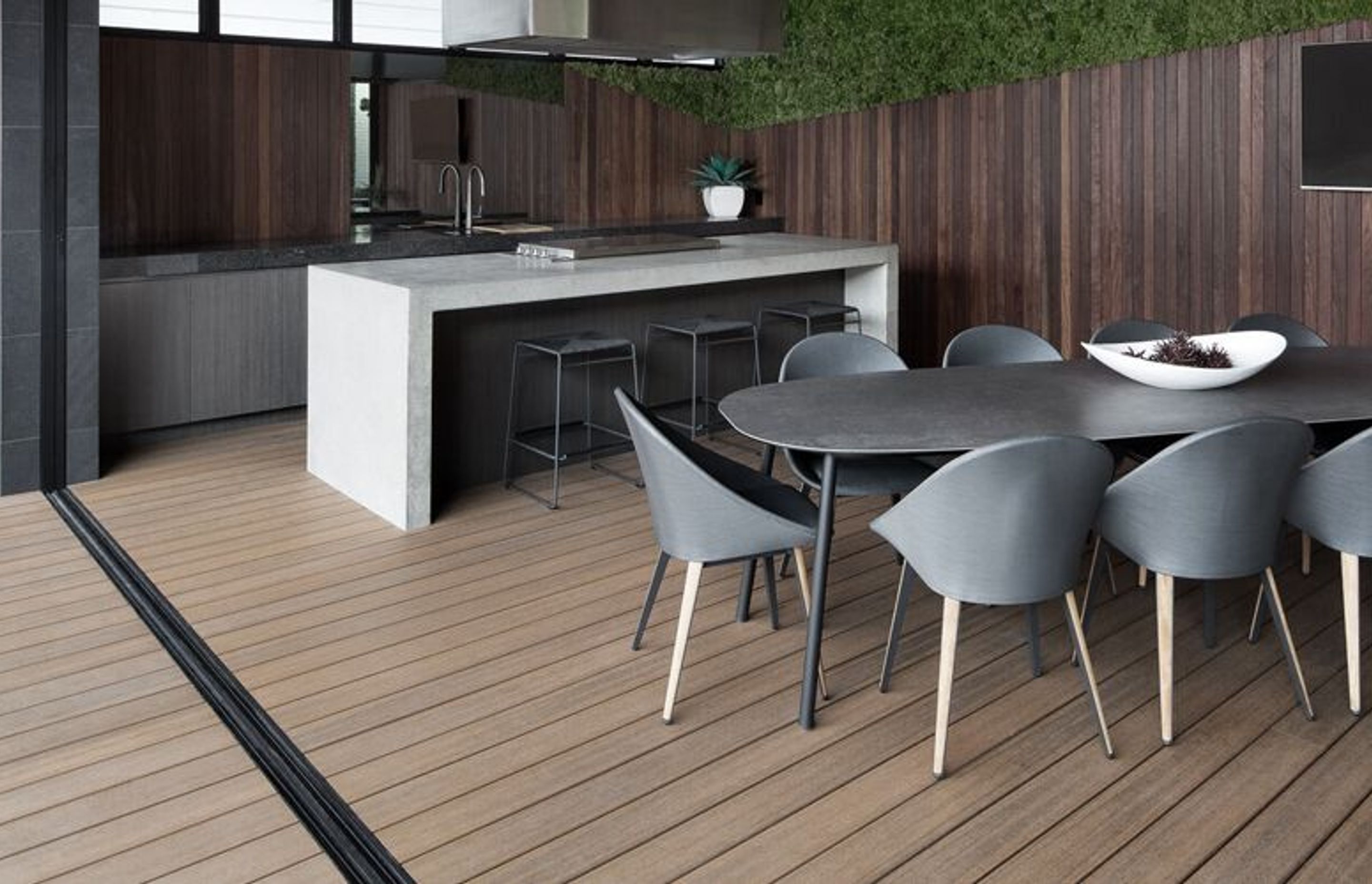 Poolside Entertaining: Indoor–Outdoor Flow