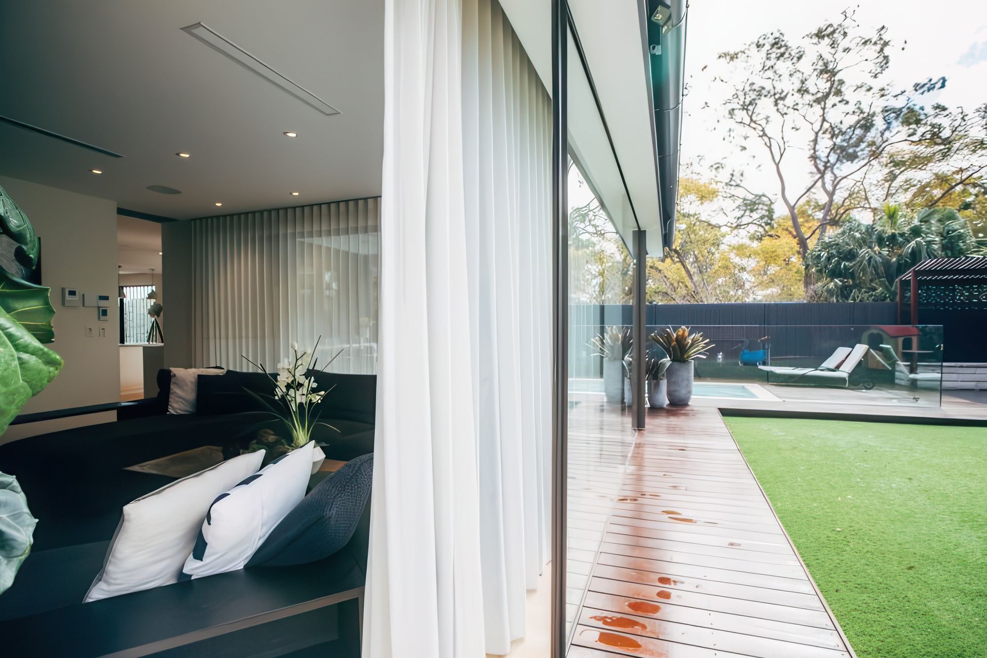 Abesco-Curtains-Lounge-Charles-Parsons-Carpi-Ivory-Sheer-Luxor-Photos-Kat-Stanley-Mortdale-10-700x5001-1-gigapixel-low-resolution-v2-4x.jpeg