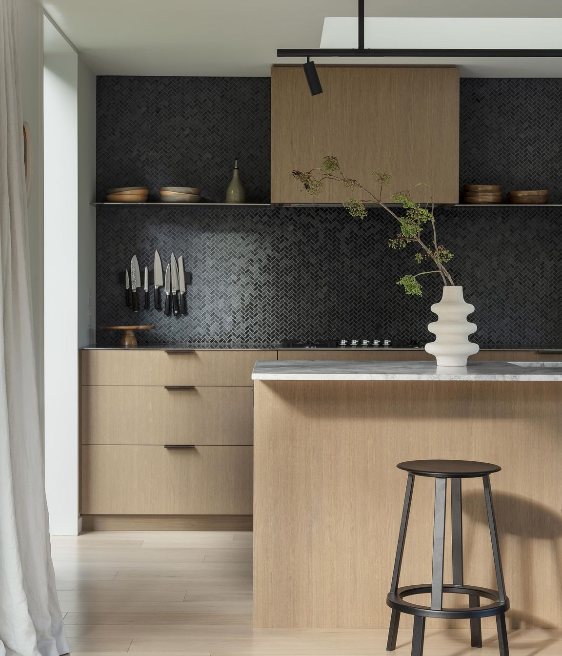 Garden-HouseMaterial-richness-in-the-kitchenSam-Hartnett-4.jpg
